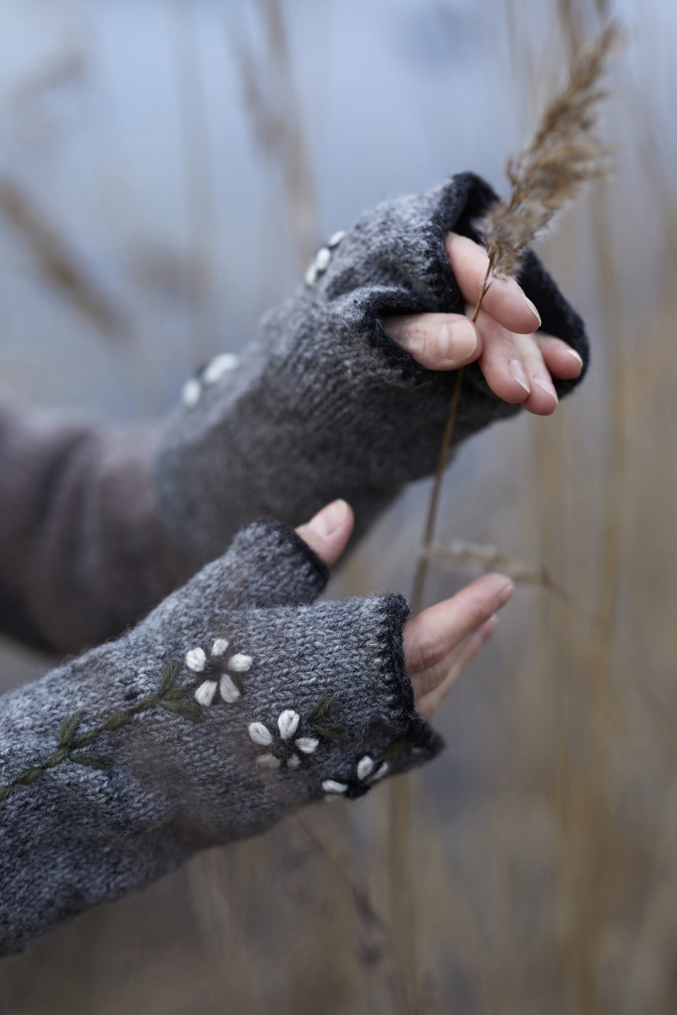 Pulswärmer 'Blumen', grau günstig bestellen
