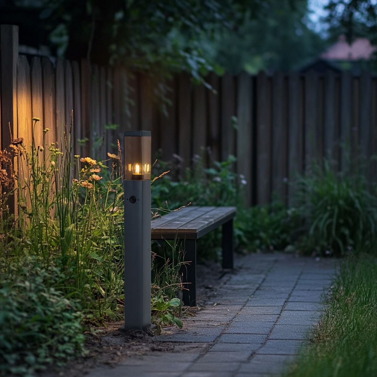 Buitenlamp donkergrijs met smoke glas 80cm IP44 met stopcontact en bewegingssensor - Malios