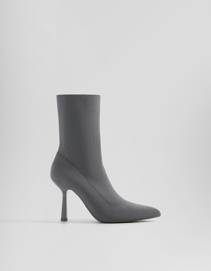 Botas de cano curto com salto alto e modelagem ajustada