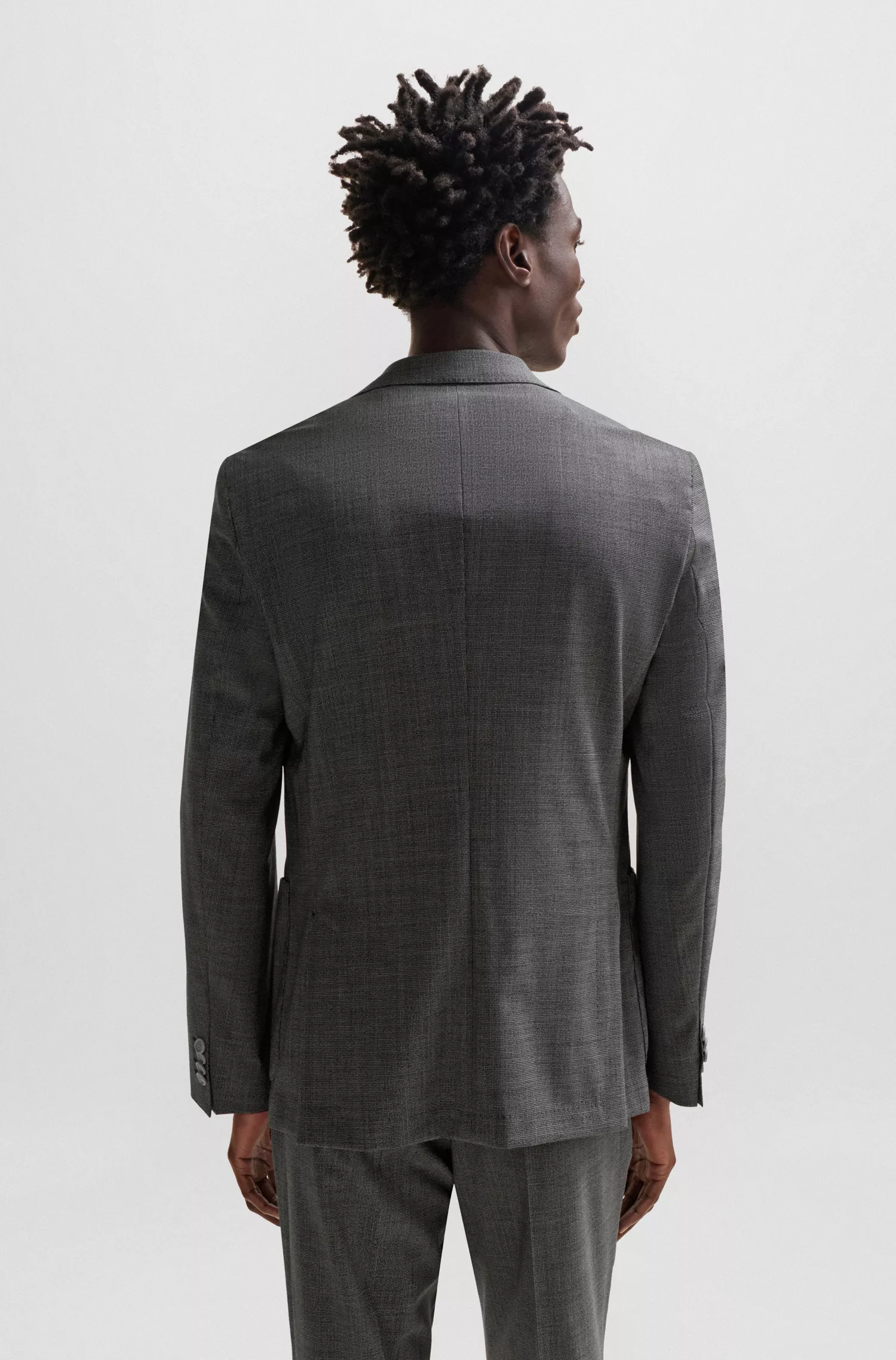 Terno BOSS preto, corte slim, em lã virgem com microestampa.