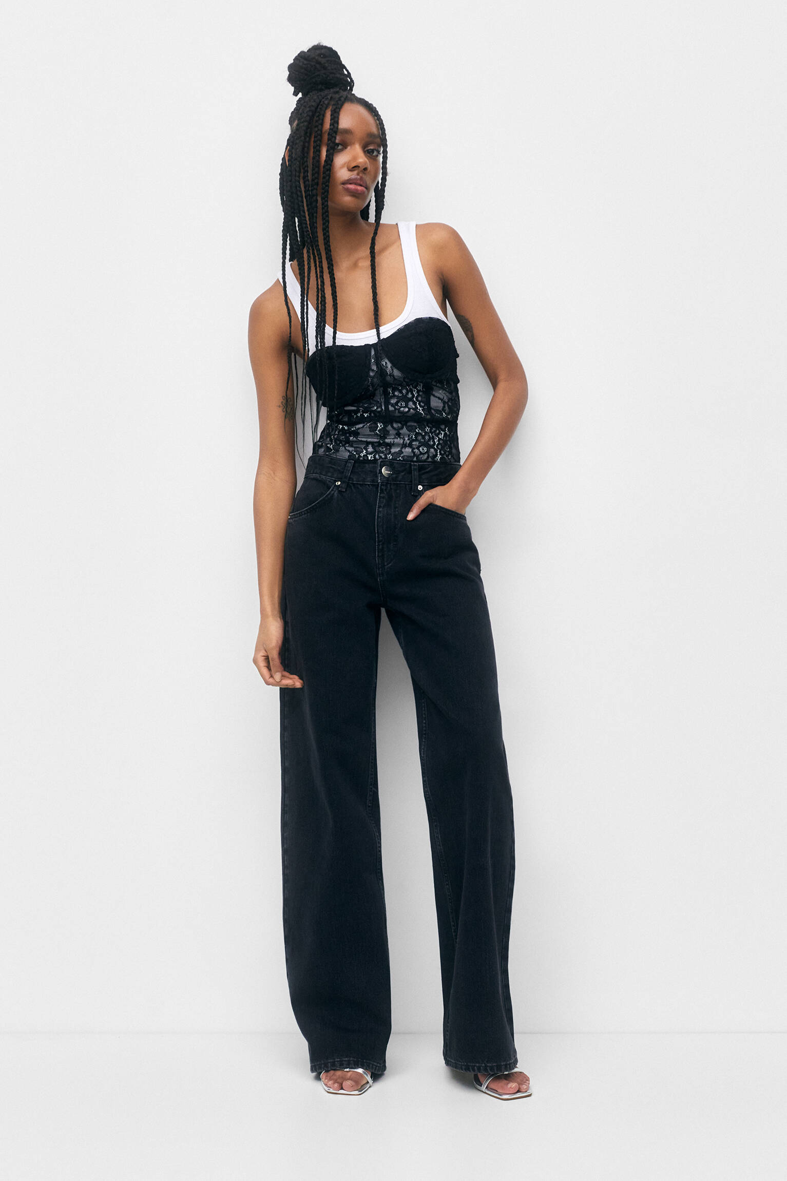 CALÇA JEANS DE CINTURA ALTA E PERNA LARGA - PRETA