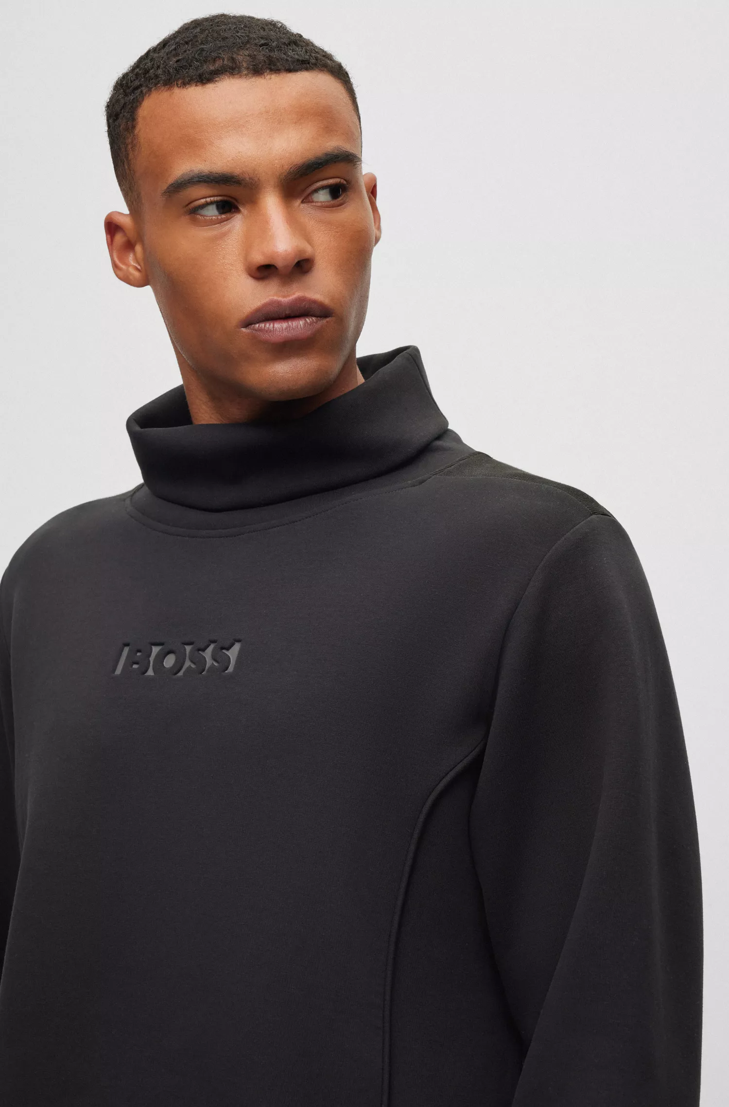 Moletom BOSS verde com logo em relevo, modelagem relaxada e gola alta.