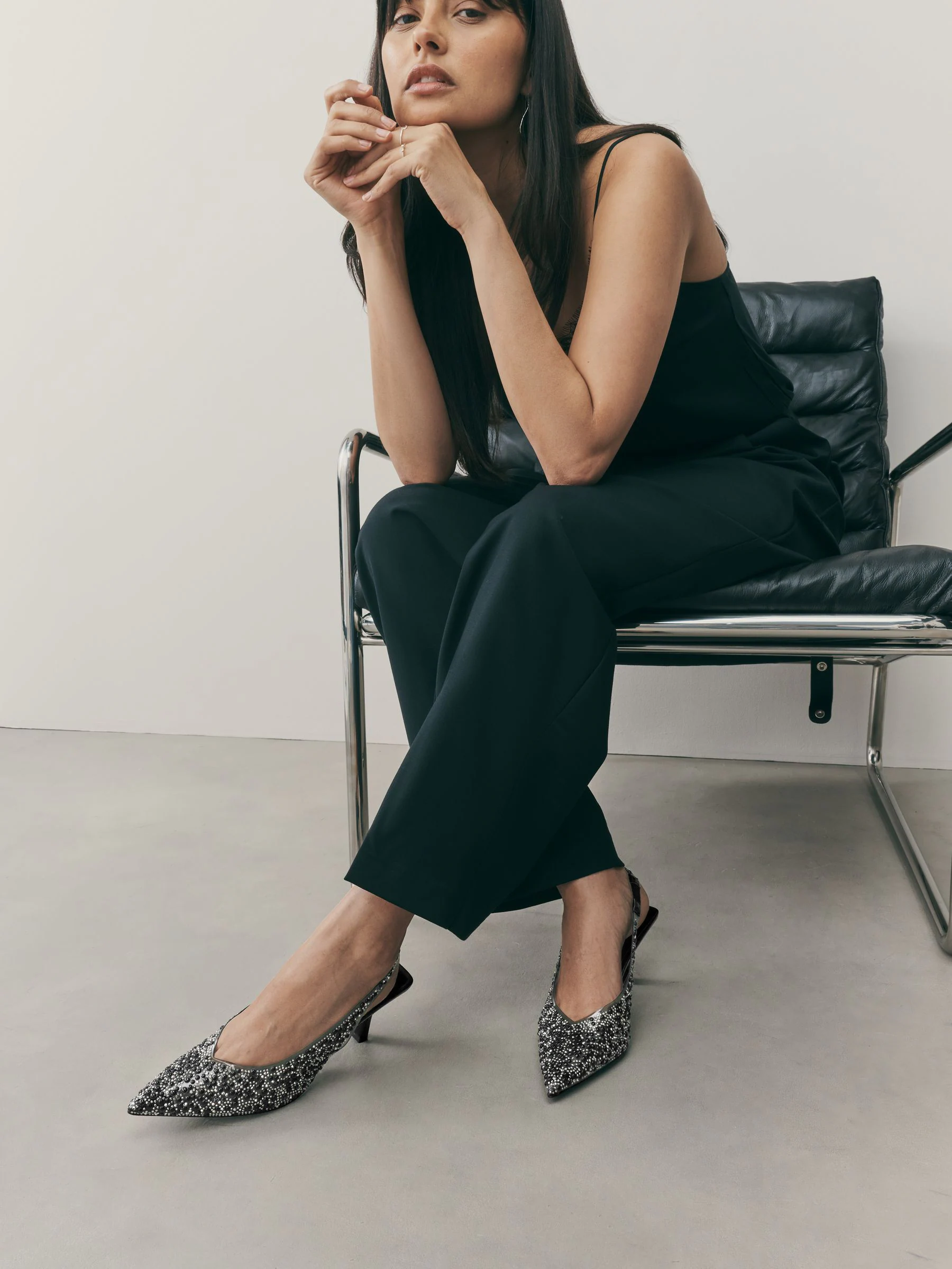 Zwart - Forever Comfort® puntige slingback-hakken met vinyl en sierstenen