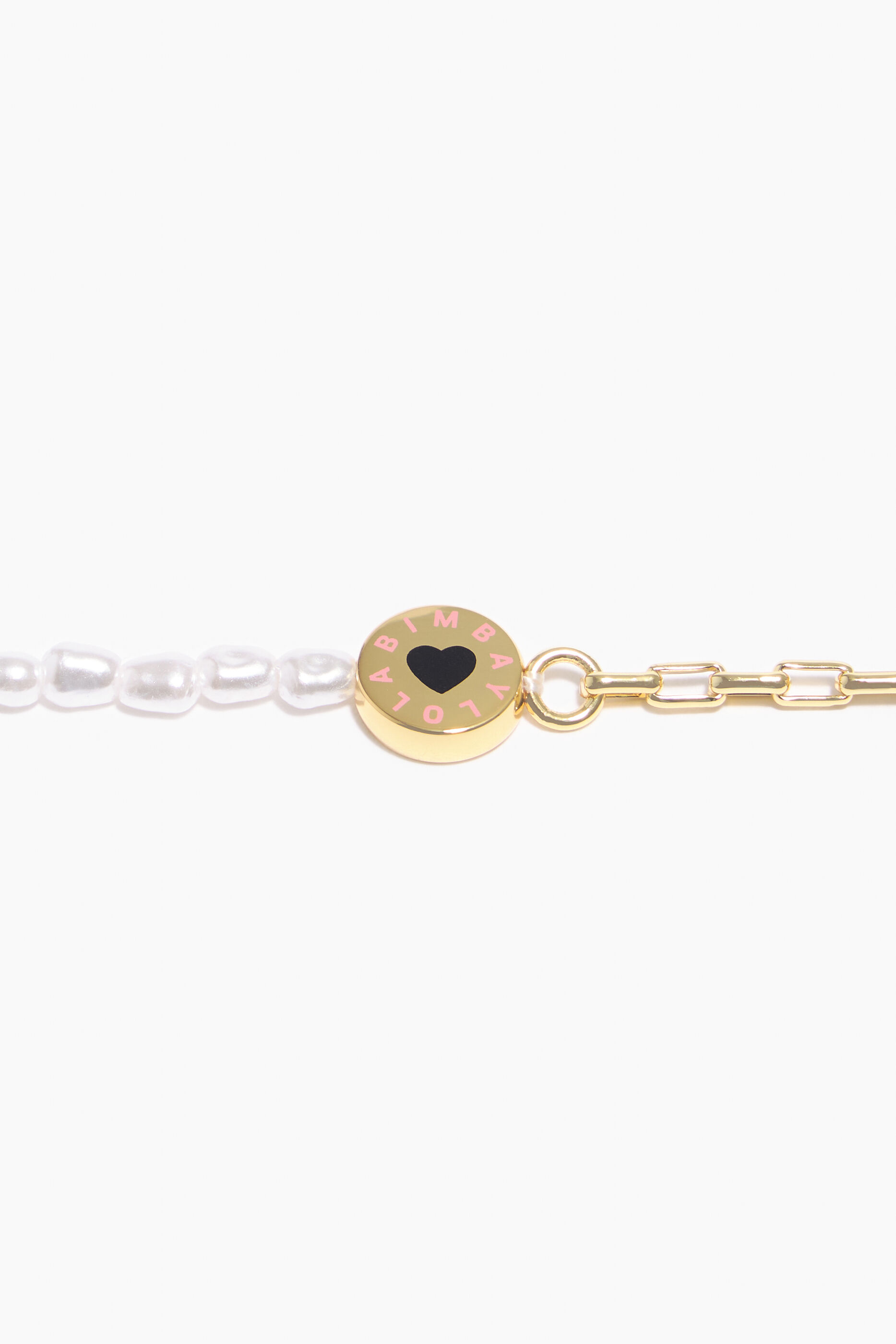 Pulseira de pérolas com corrente dourada