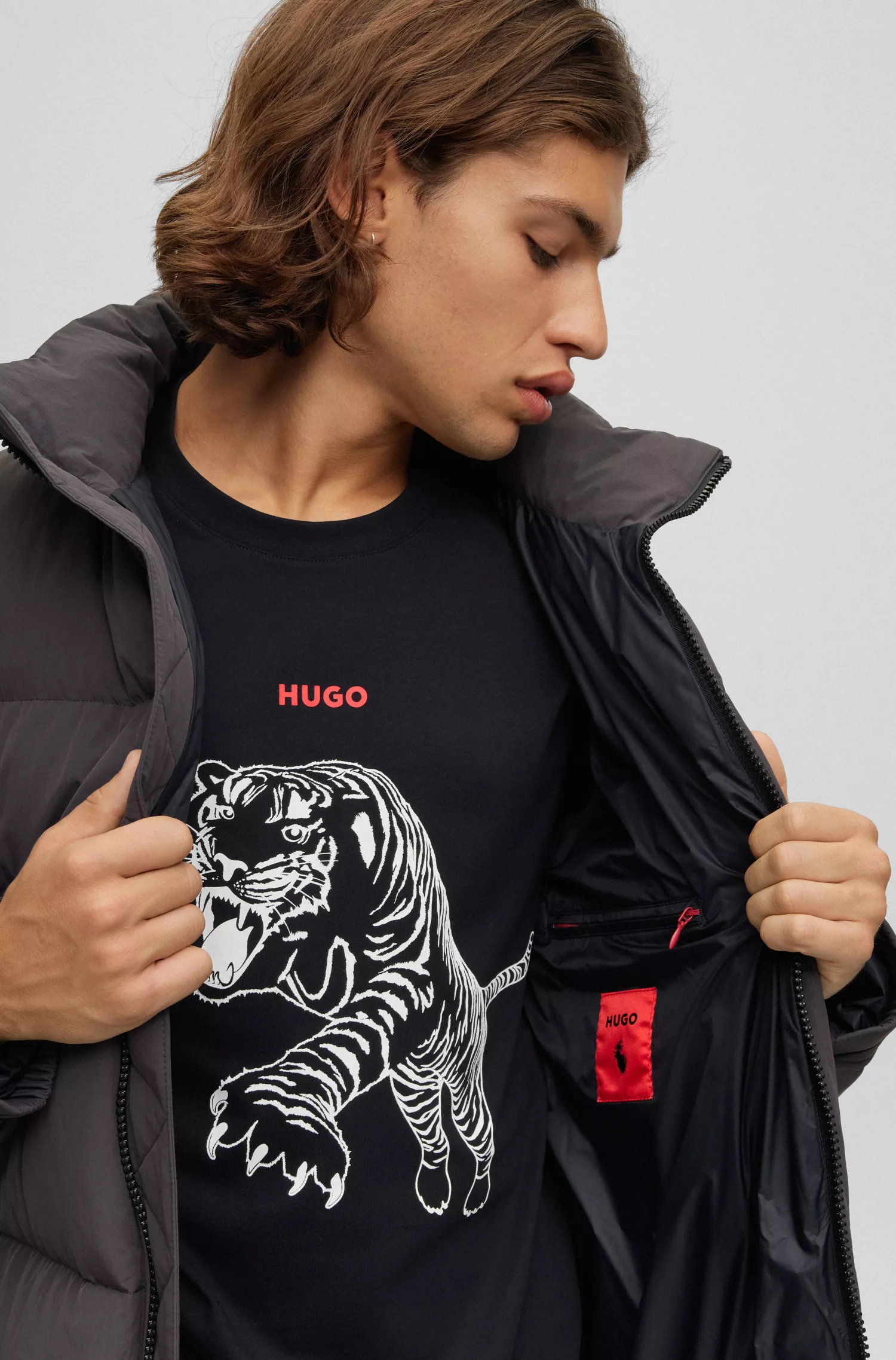 Casaco puffer HUGO vermelho, impermeável, com logotipos sobrepostos.