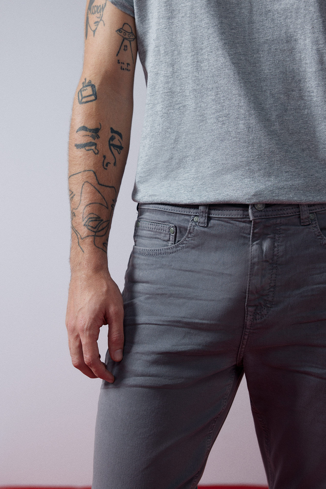 Calça slim com 5 bolsos, cor cinza escuro.