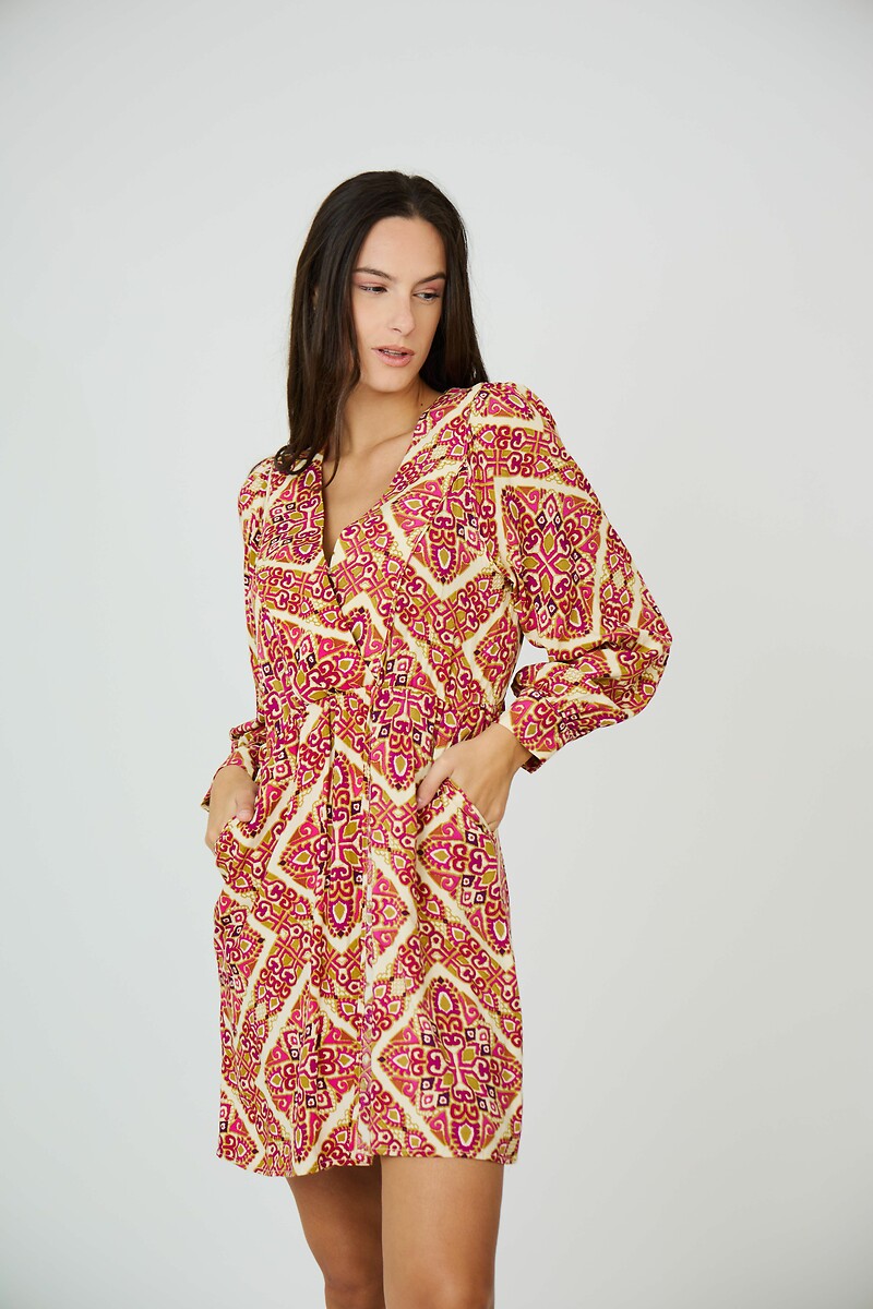 ATÉ BREVE<br>Vestido curto, mangas compridas, decote em V
