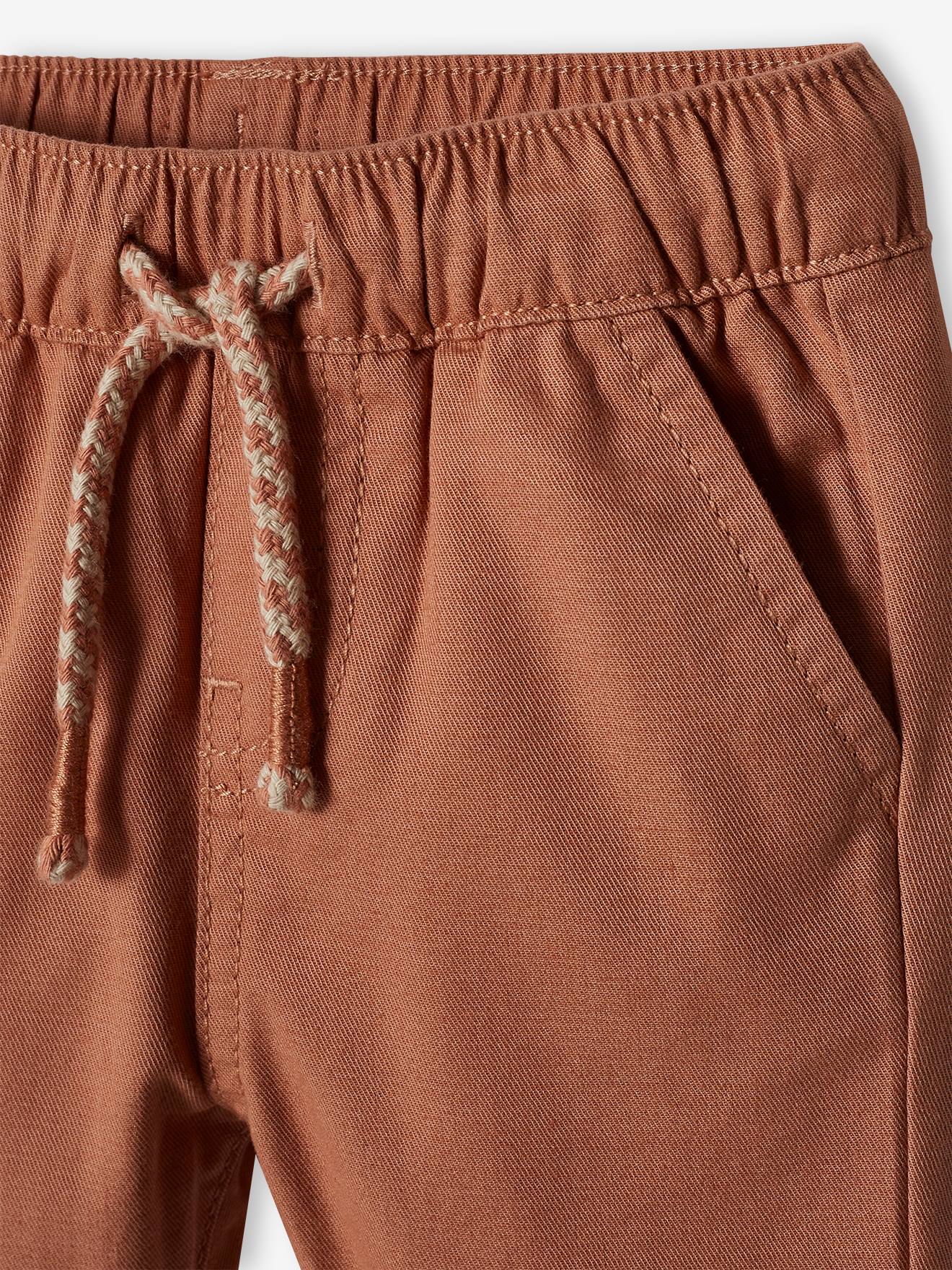 Calça de tecido cor de noz-pecã com elástico na cintura para bebê menino