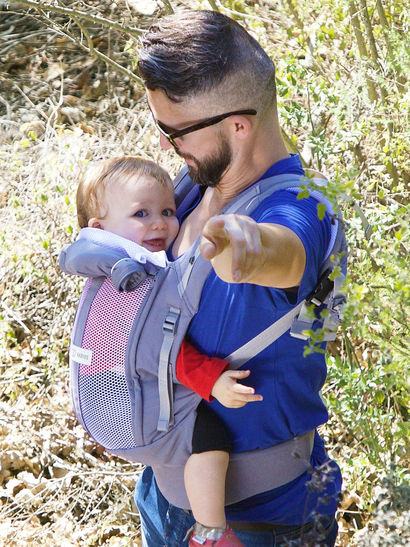Canguru para bebês Physio Carrier LOVE RADIUS da JE PORTE MON BEBE, cor cinza claro liso
