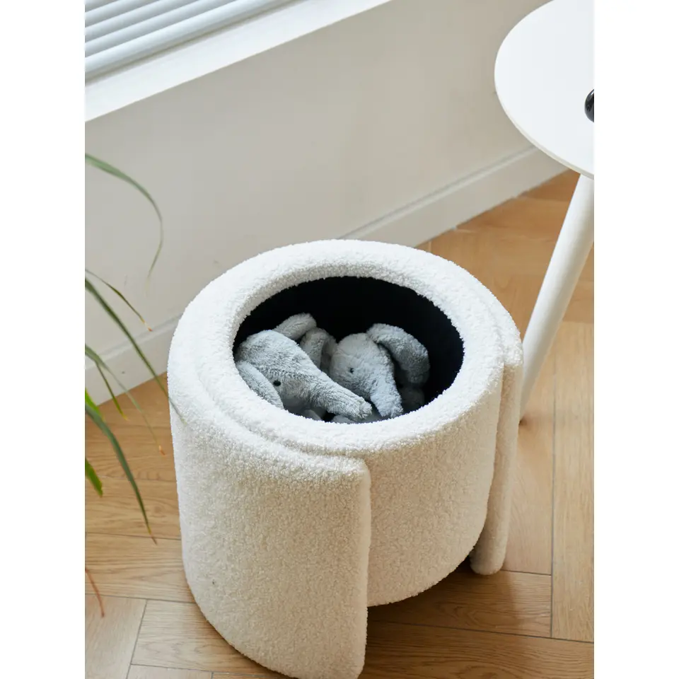 Pouf met witte krullen in Scandinavische stijl