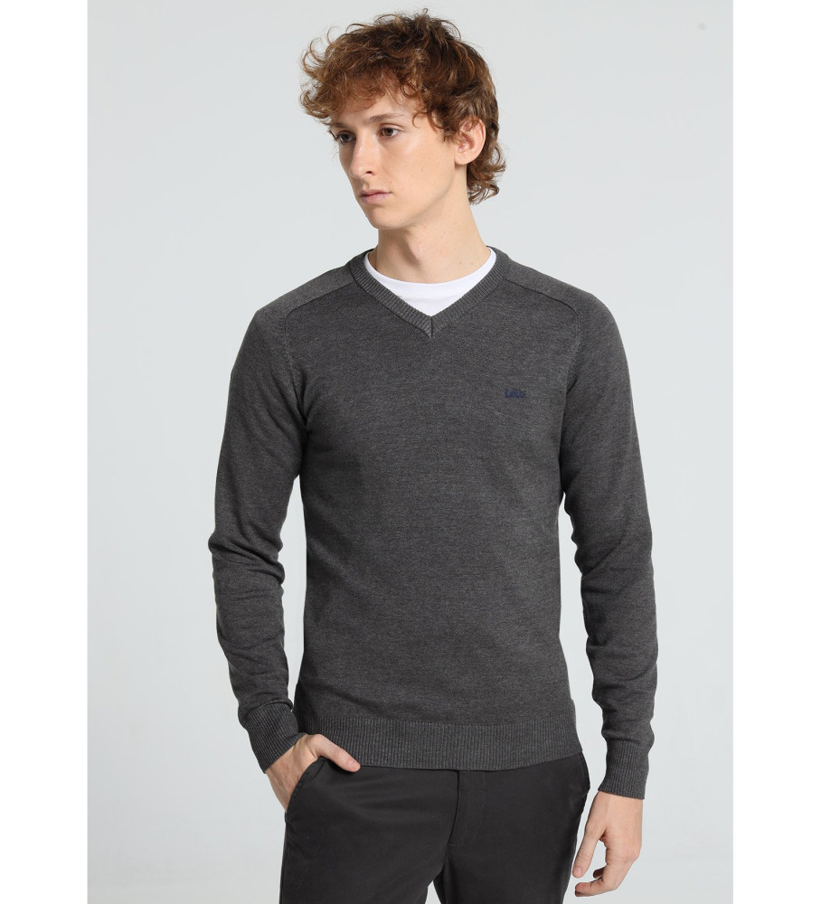 Blusa básica Lois com decote em V e bordado de touro cinza.