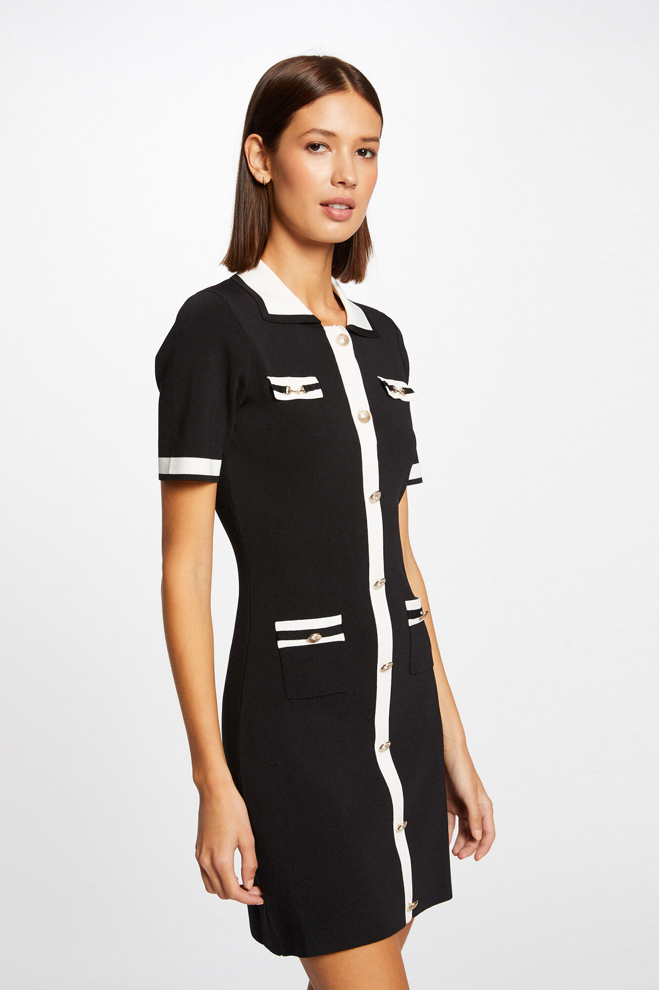 Vestido curto de malha reta com mangas curtas - Preto