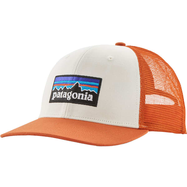 Casquette PATAGONIA P-6 LOGO TRUCKER HAT WHITE W/REDTAIL RUST
