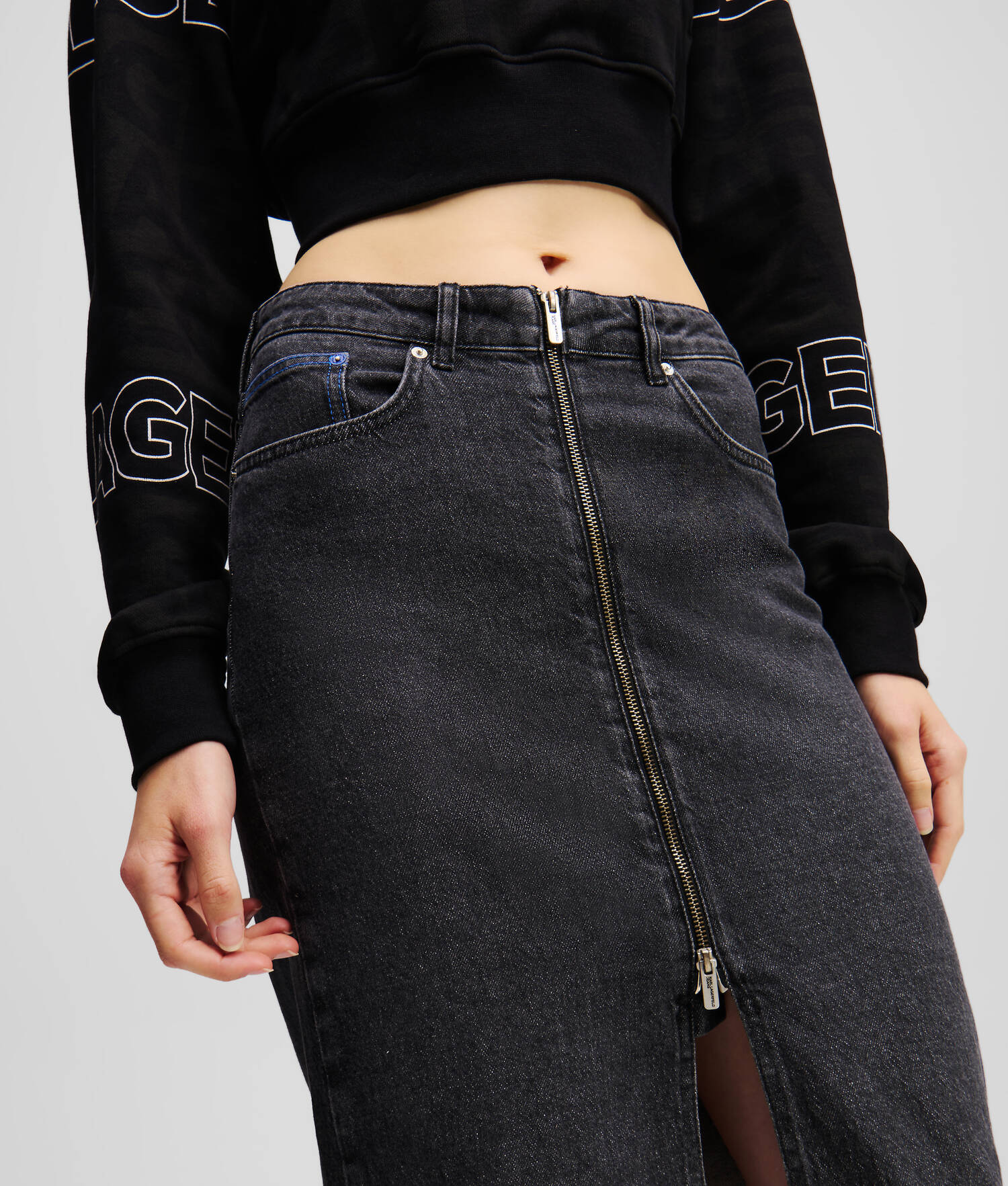 JUPE MIDI EN DENIM À FERMETURE FRONTALE ZIPPÉE