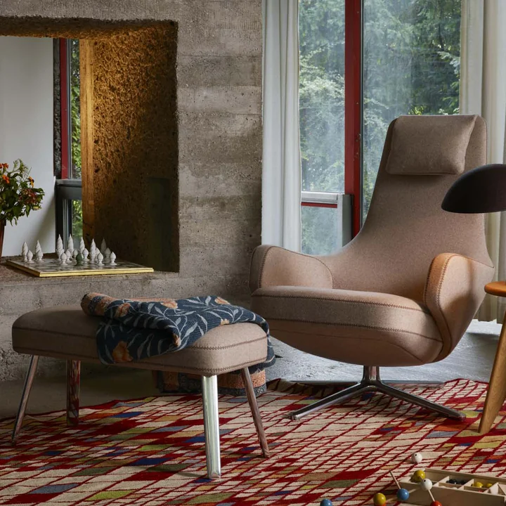 Vitra - Repos Sessel und Ottoman, Leder premium sand, Aluminium poliert (Filzgleiter)