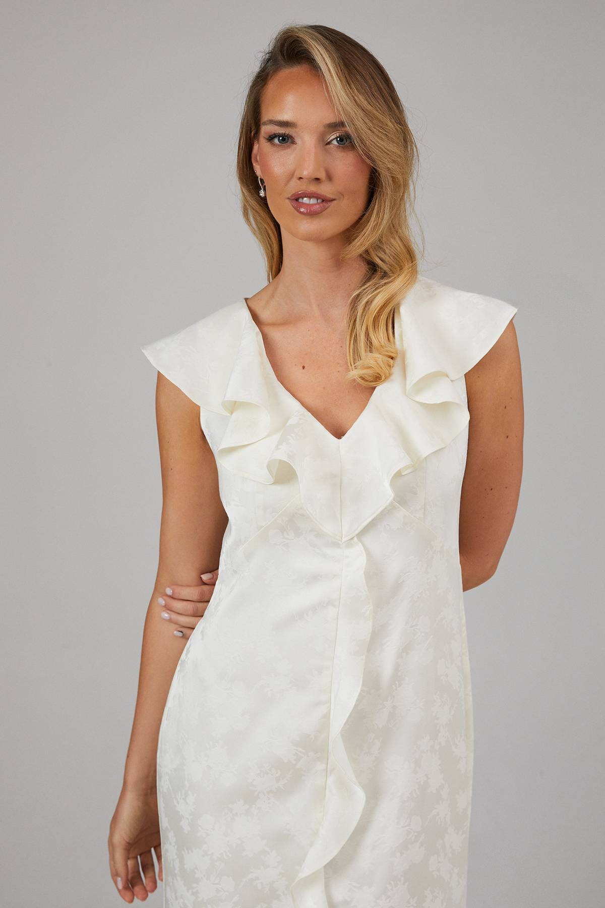 Oasis Robe de Demoiselle d'Honneur à Col V avec Volants en Jacquard Satiné