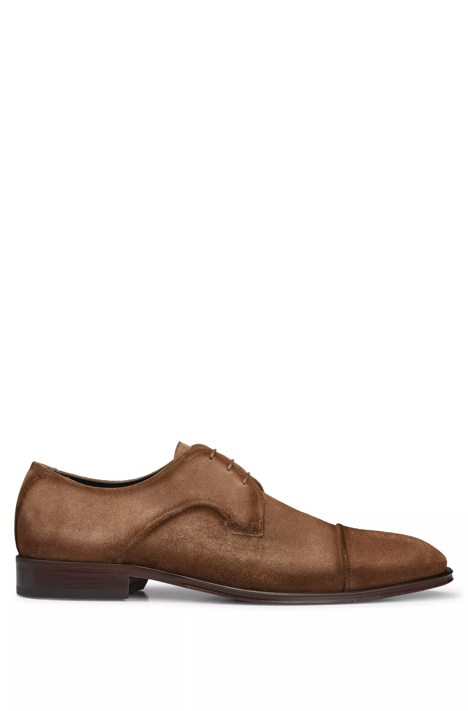 Sapatos Derby BOSS em camurça preta, fabricados na Itália, com detalhe na biqueira.