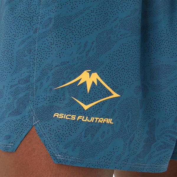 Short running ASICS FUJITRAIL ALL OVER PRINT 5IN SHORT MAGNETIC BLUE/PERFORMANCE BLACK