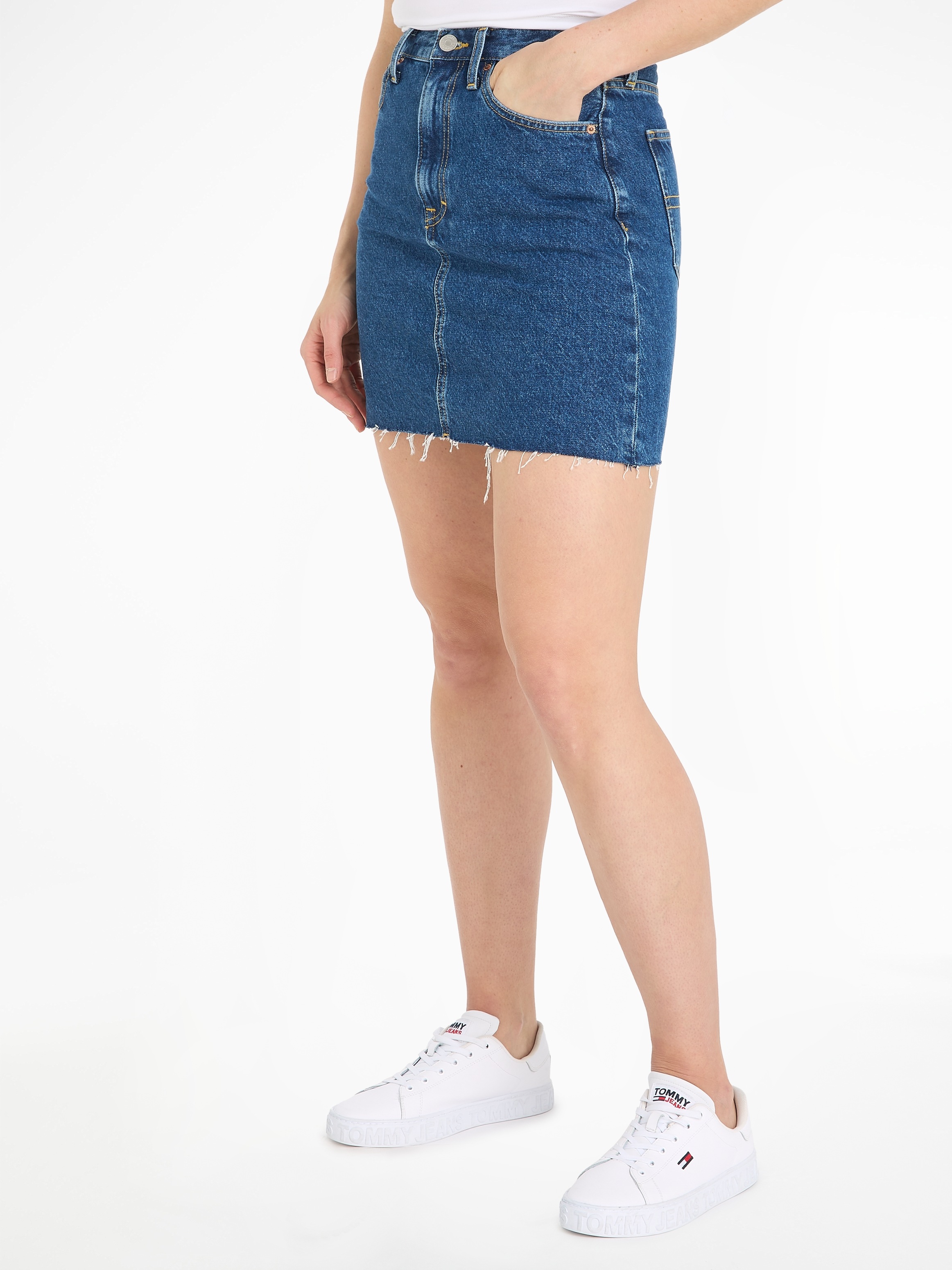 Tommy Jeans Jeansrock »MOM UH SKIRT AH4035«, Webrock mit Logostickerei
