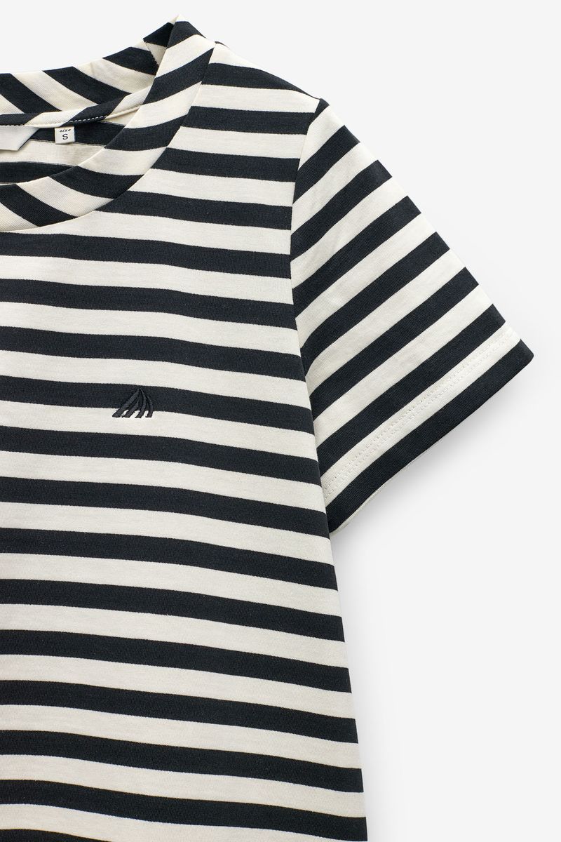 T-SHIRT COM RISCAS