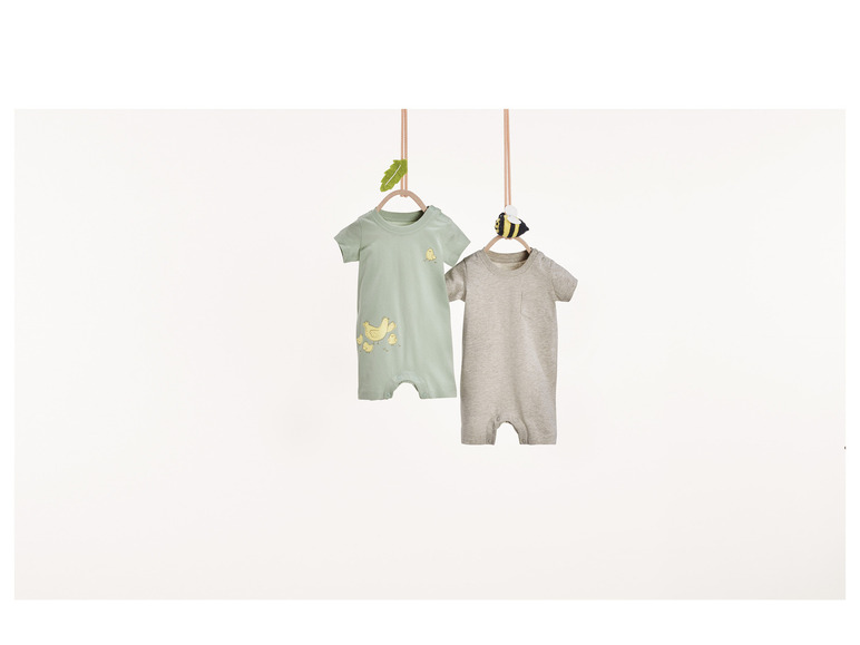 2 baby pyjama's