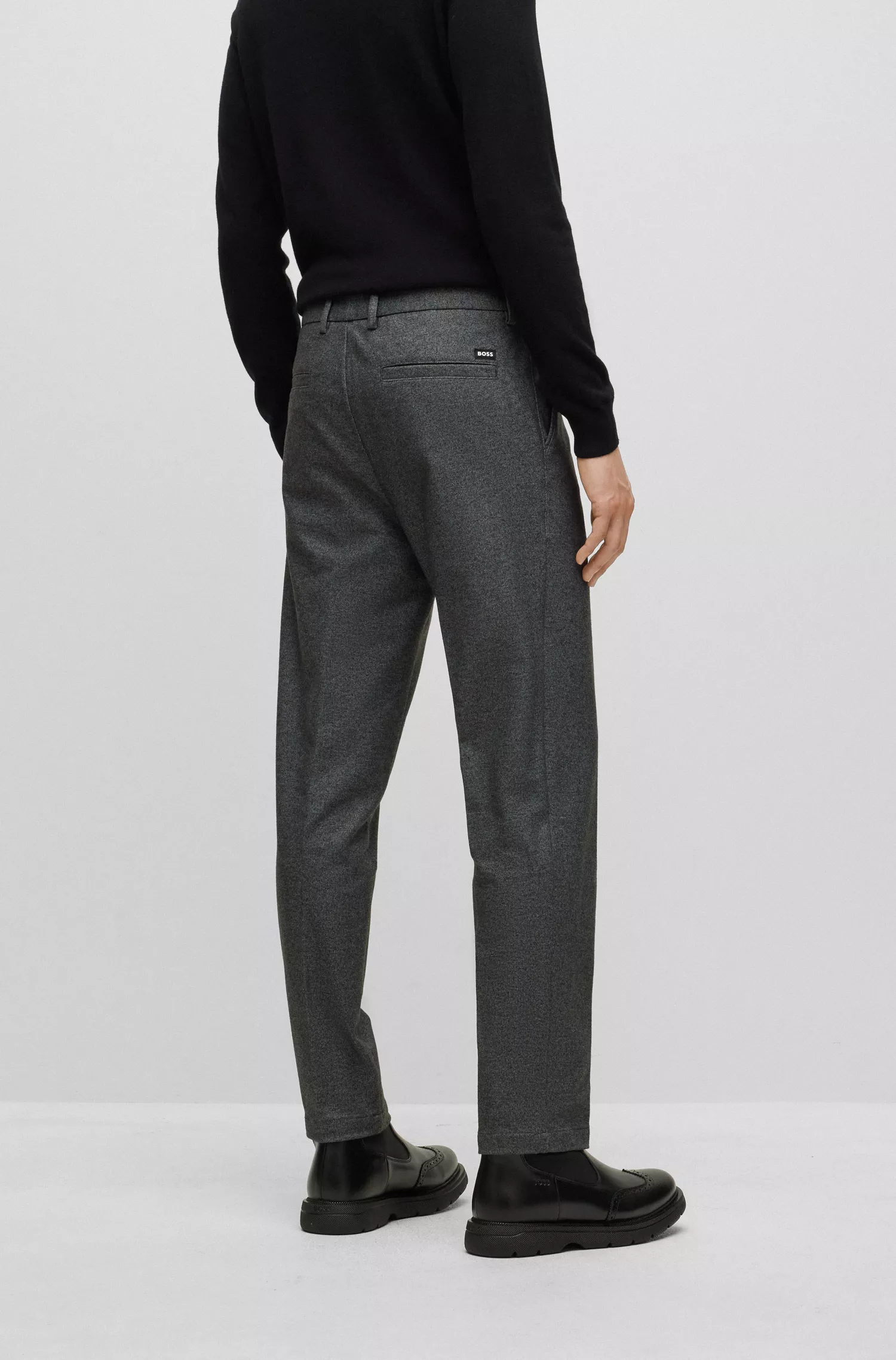 Calça BOSS preta, corte regular, cintura regular e pernas afuniladas.