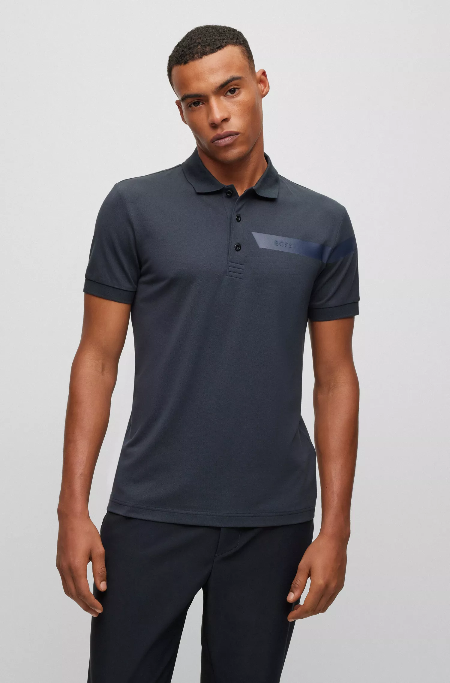 Camisa polo BOSS verde, corte slim, com listras e logotipo.