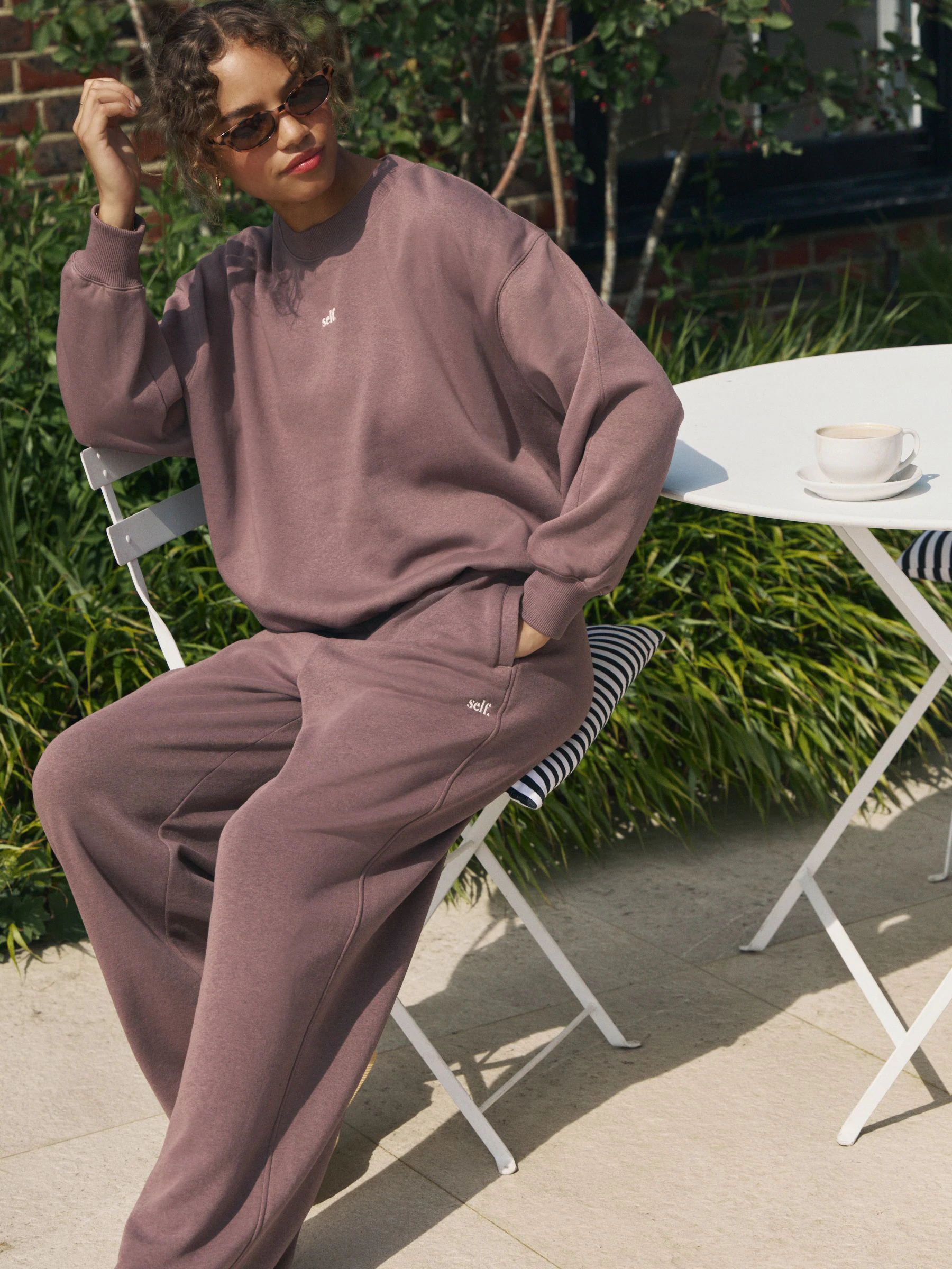 Chocoladebruin - self. joggingbroek met wijde pijpen
