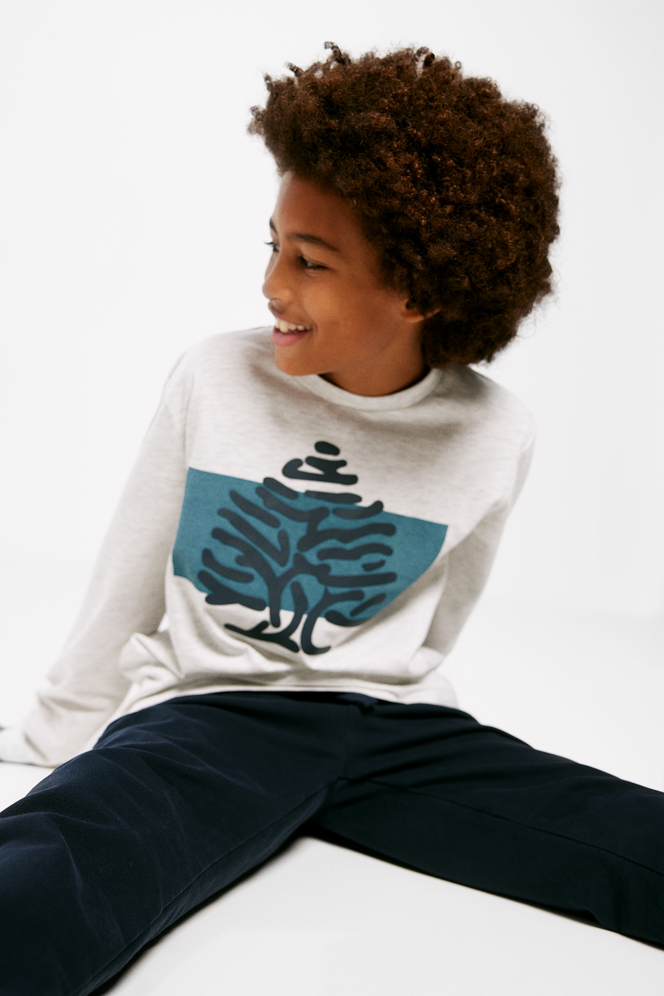 Camiseta listrada com estampa de árvores para meninos
