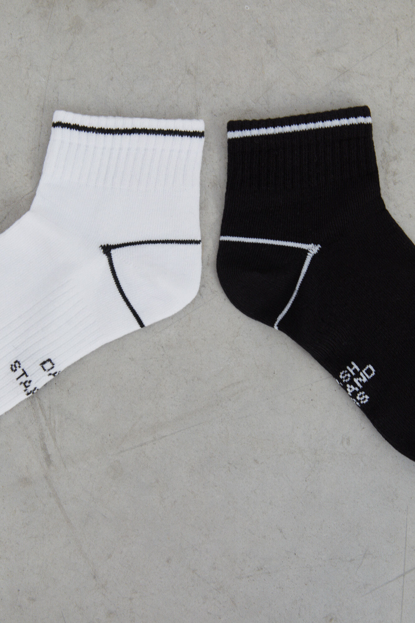 Pacote com 3 pares de meias curtas, pretas e brancas.