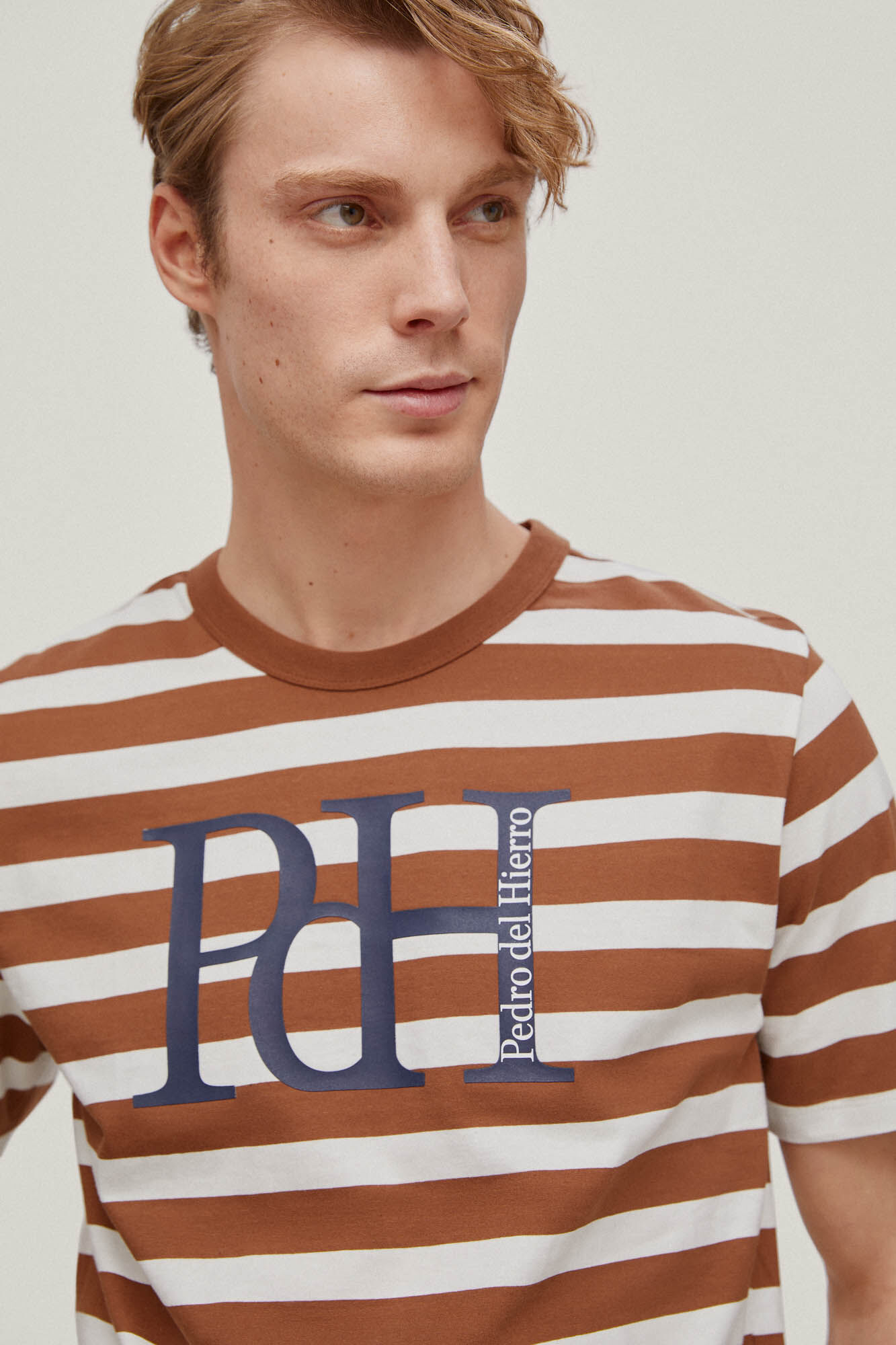 Camiseta com logo listrado - Marrom