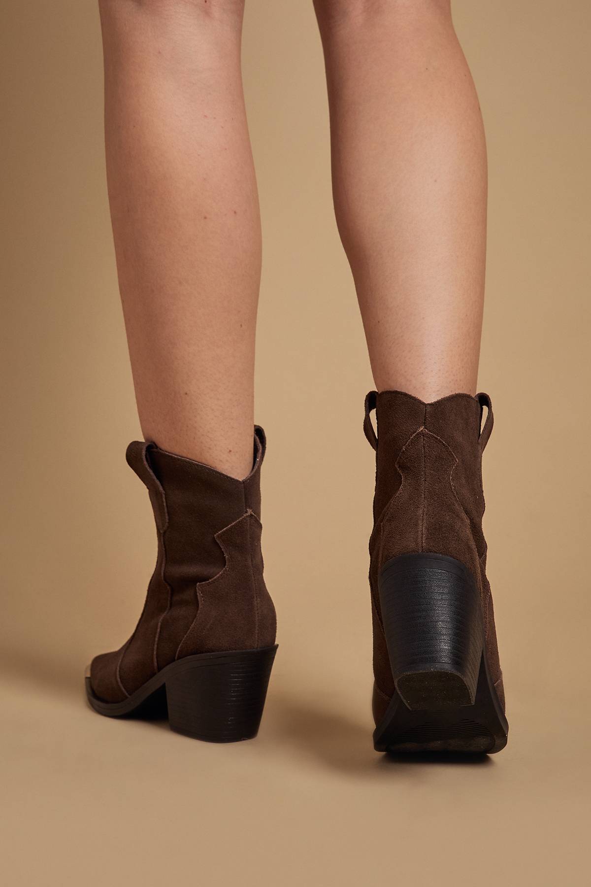 Oasis Bottines Western Tammy en Daim Véritable avec Finitions Métalliques