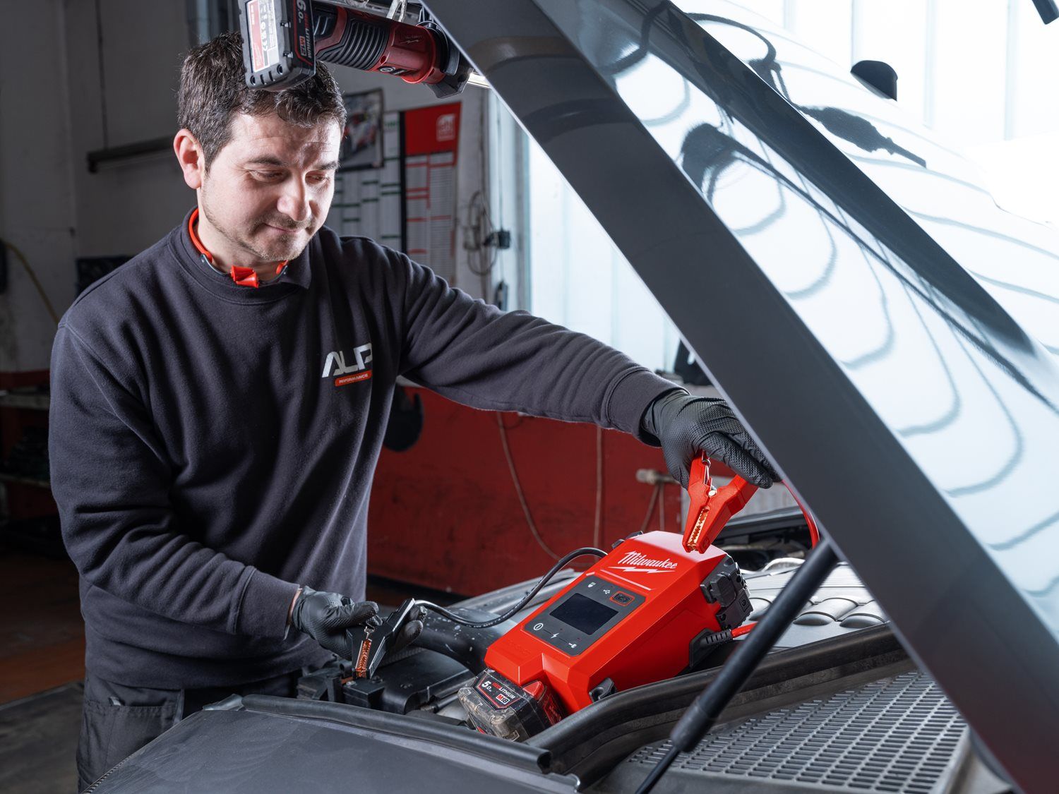 Milwaukee M18 JS2000-0 Op accu werkende jumpstarter 18V Basic body - 4933498026