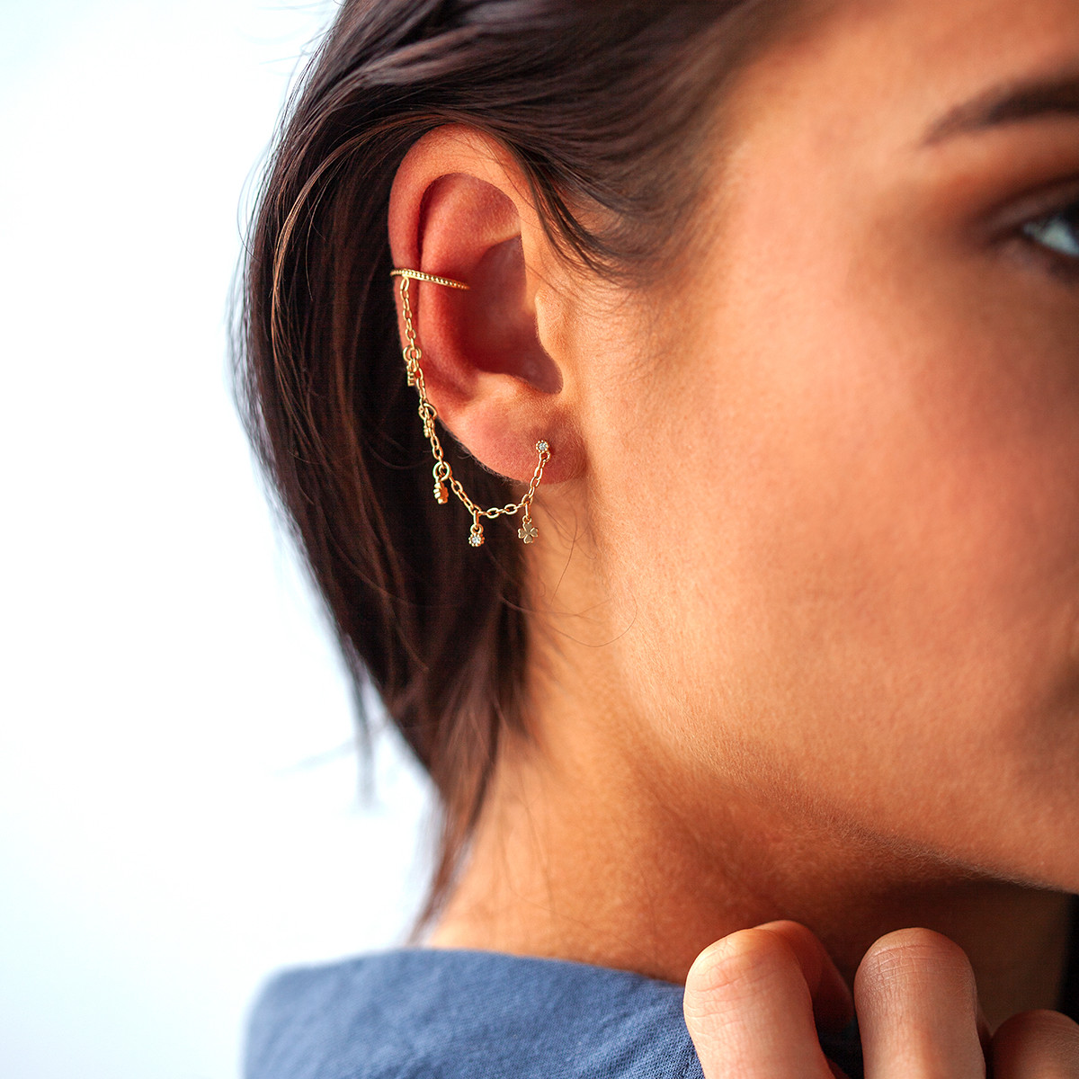Bague d'oreille ear cuff plaqué or pampilles trèfles et pampilles zirconias, vendue à l'unité