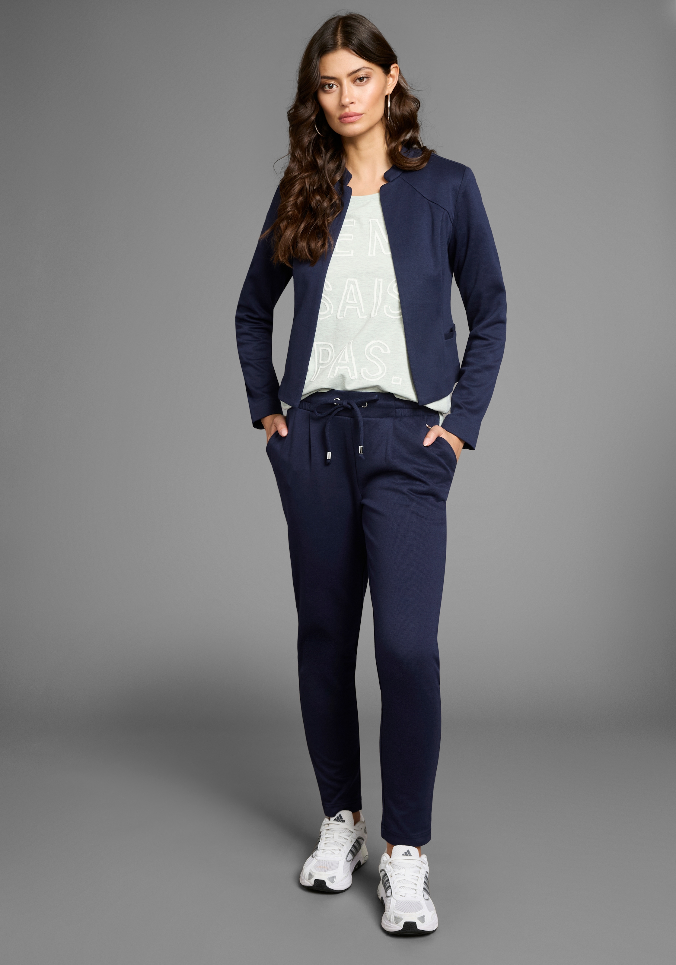 Laura Scott Kurzblazer , im sportiven Look