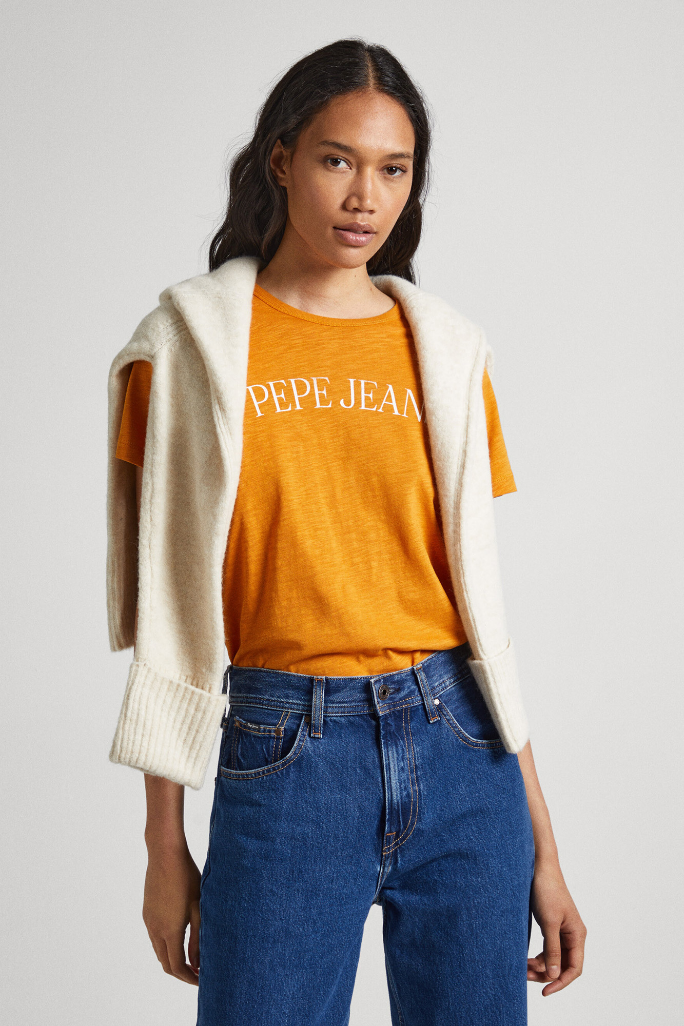 estampa de logotipo em camiseta