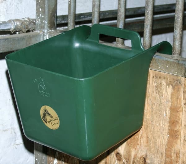 Fôrtrau grønn med krok 11 l plast