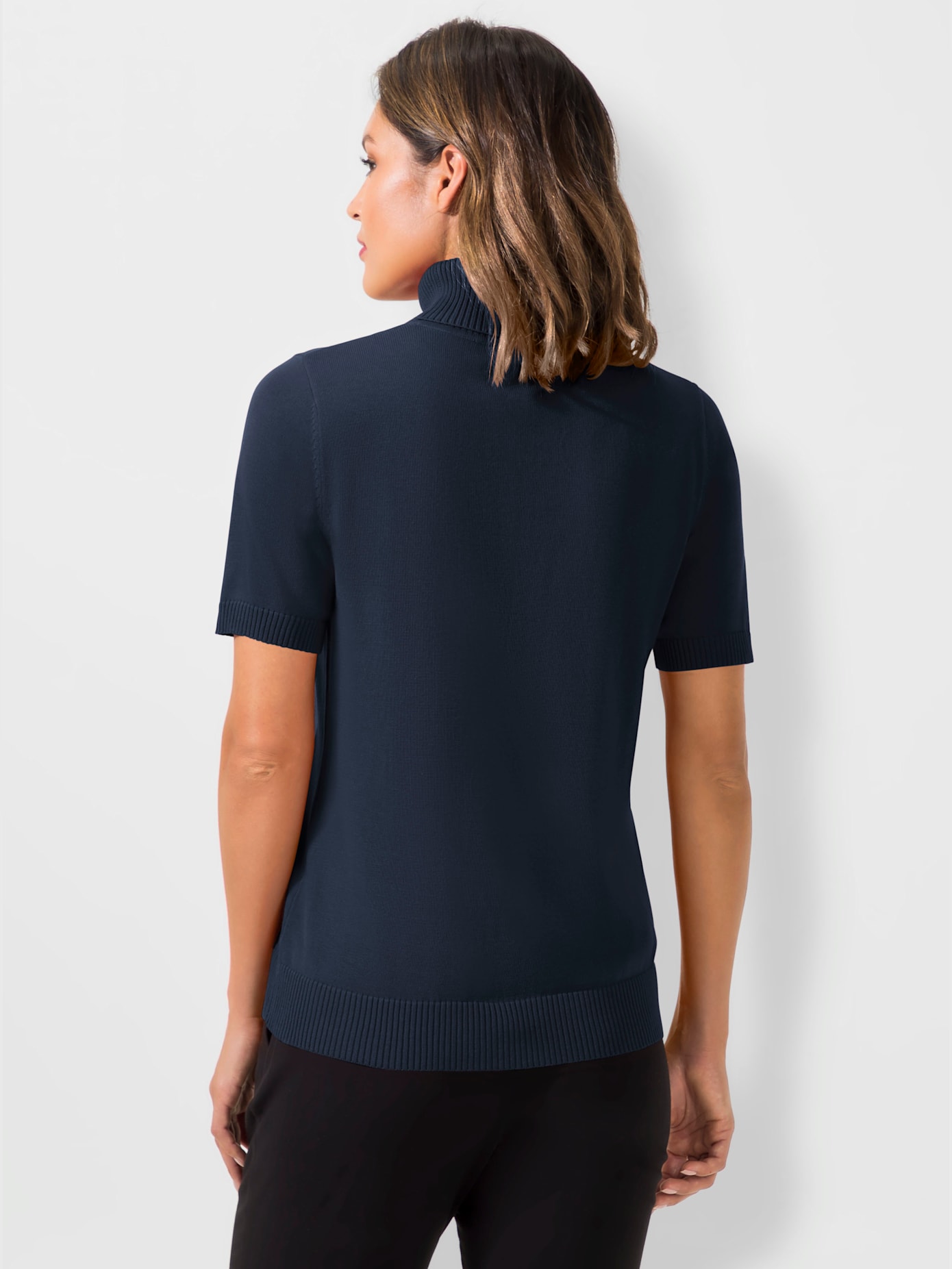 Pull femme coupe classique col roulé manches courtes