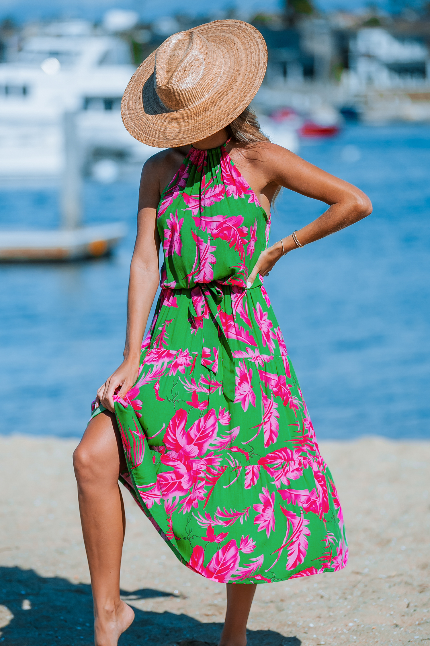 Robe maxi verte avec col licou à fleurs roses