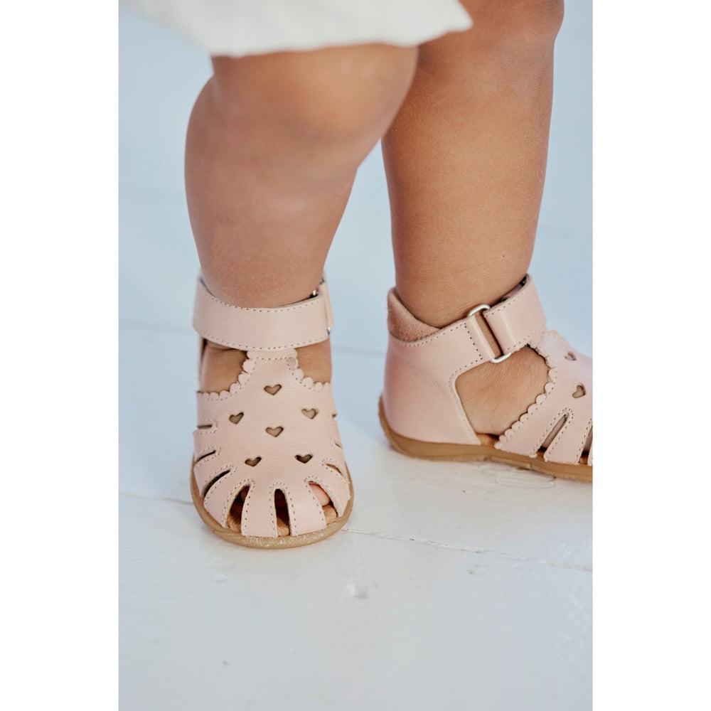 Køb Angulus Rosebud/Rosebud Barnets Første Sandal Med Udstanset Hjertemønster