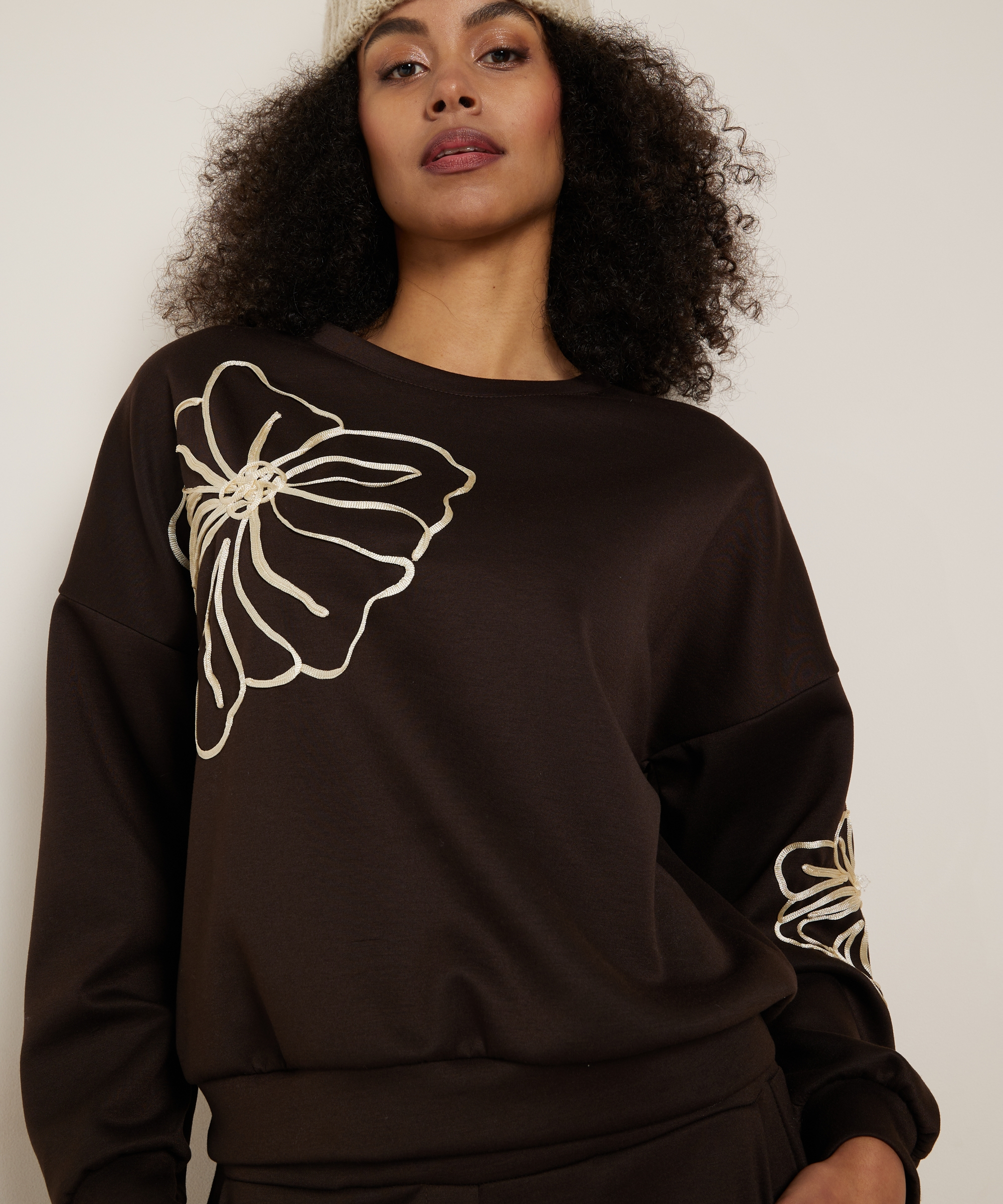 trui met bloem embroidery