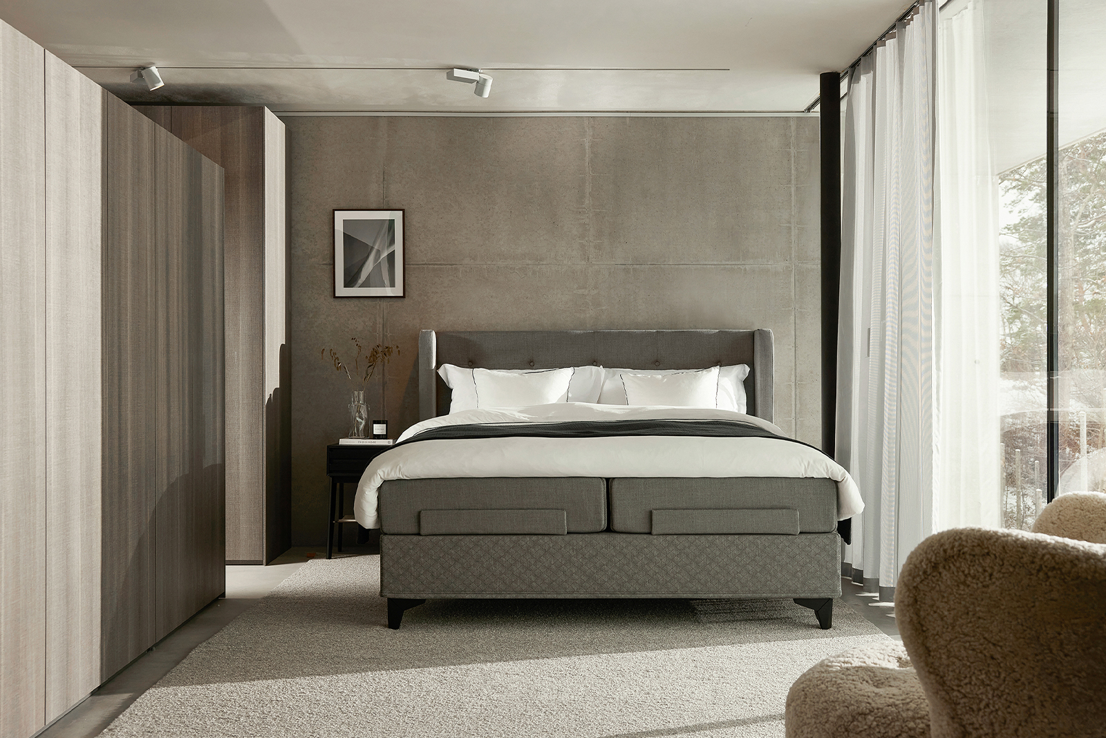 Majestic Aqtive II regulerbar seng 180x200 cm i tekstil 200/204 grå med fast/ekstra fast fasthet. Seamless utførelse, Majestic Split topper overmadrass og Eicon ben 14 cm hvitlasert med støtteben. Uten hodegavl