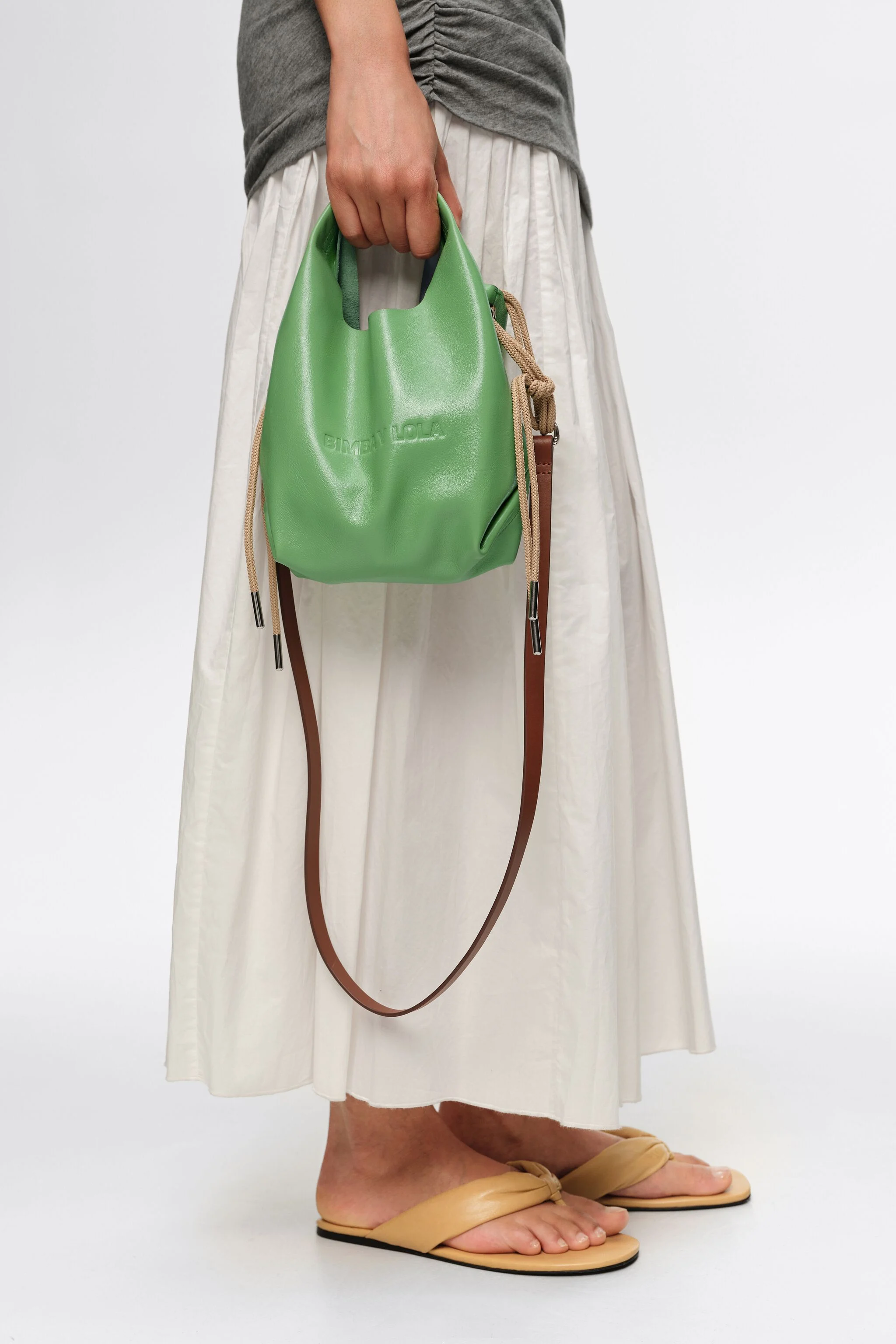Bolsa transversal mini em couro esmeralda estilo papel.