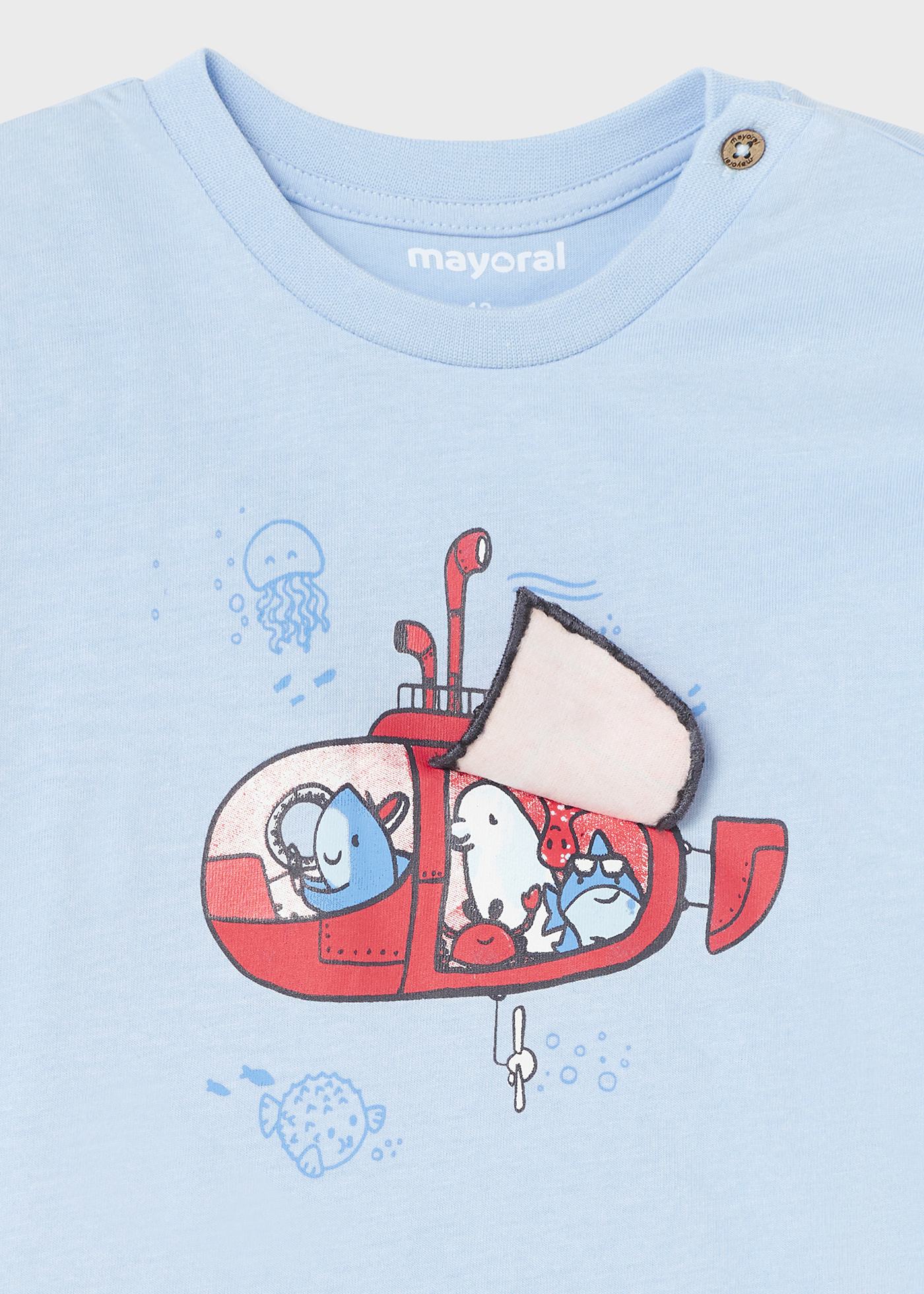 Camiseta infantil com estampa interativa feita de algodão sustentável.