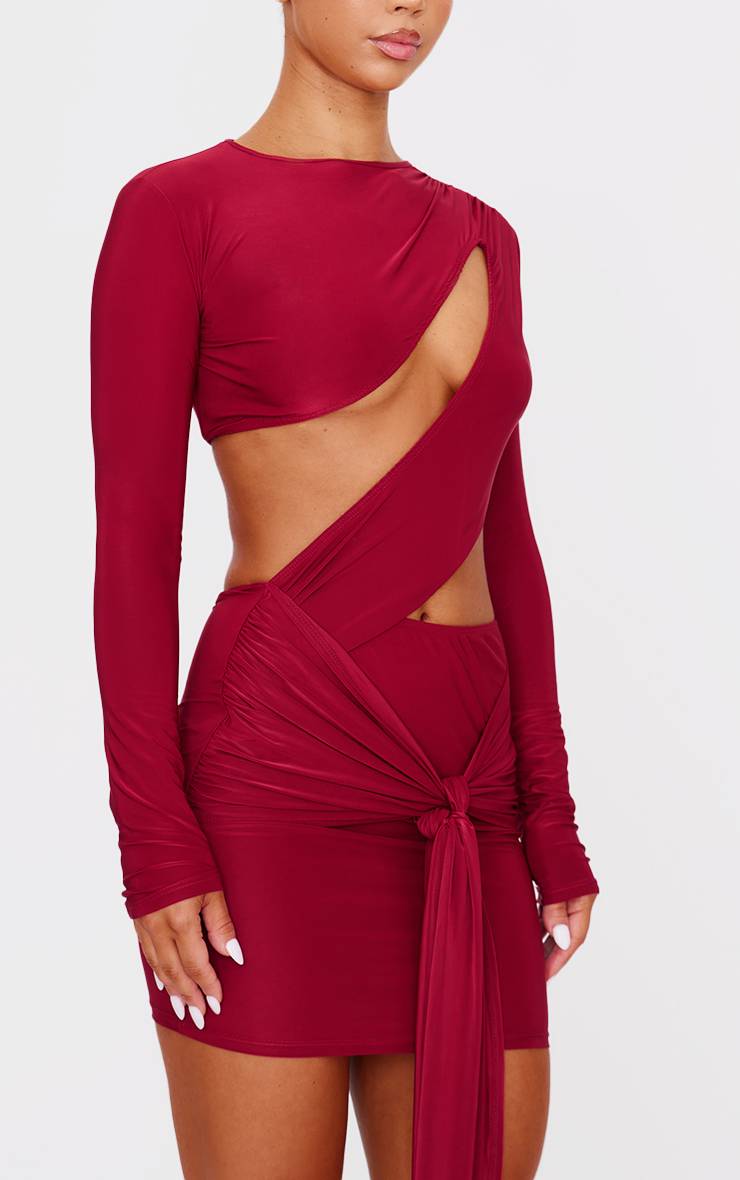 Robe Moulante Drapée À Manches Longues Avec Découpe Poitrine