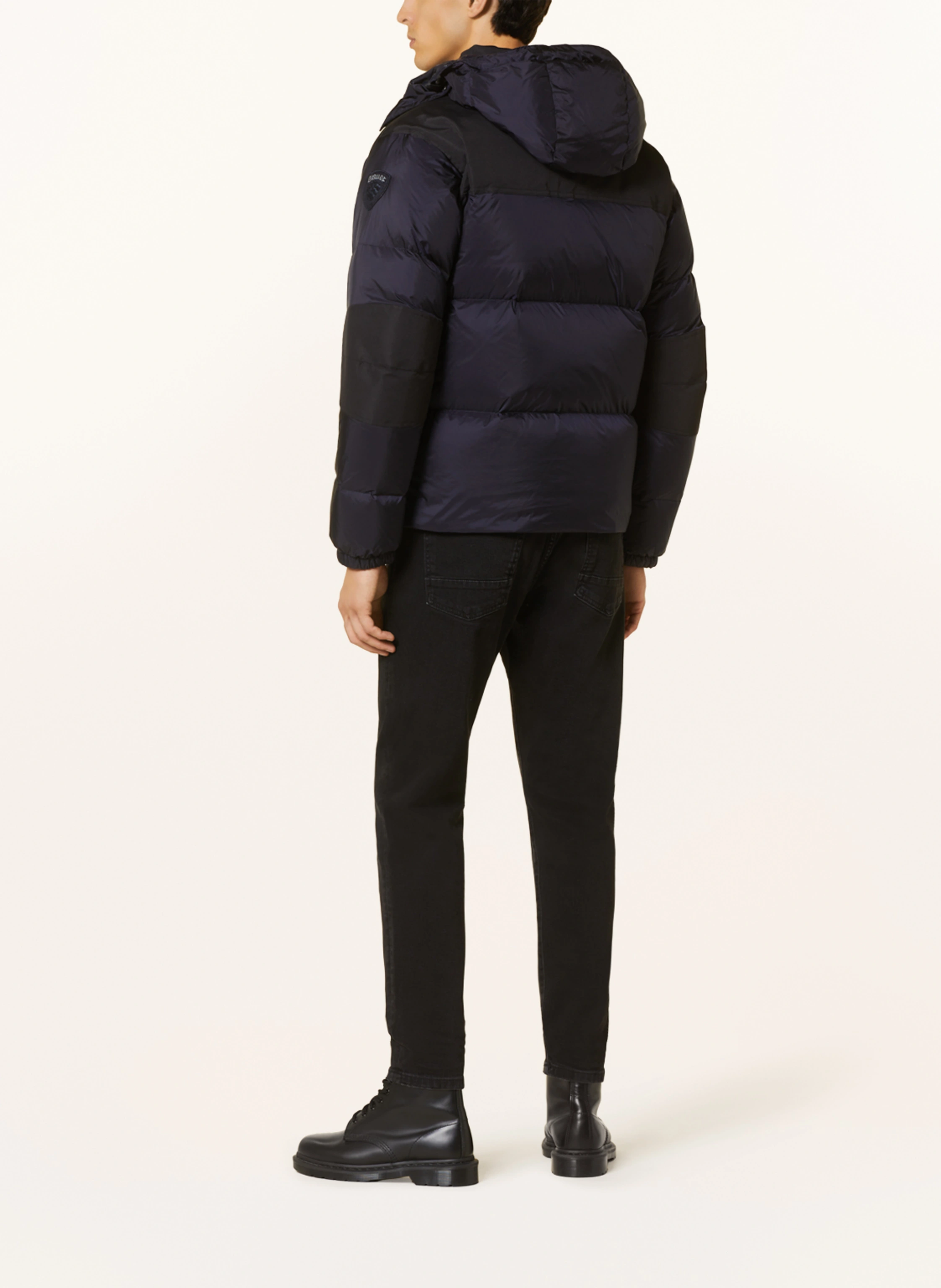 Blauer Daunenjacke