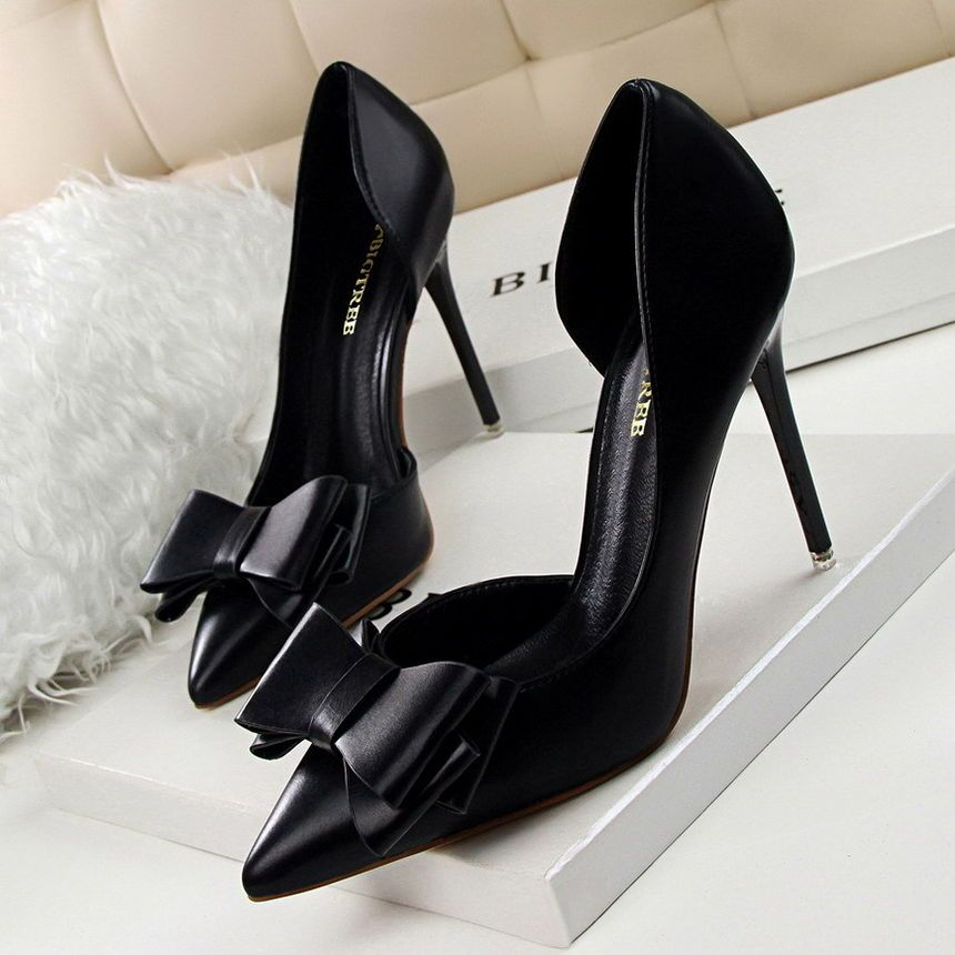 Niuna - Puntige stiletto's met strikaccent