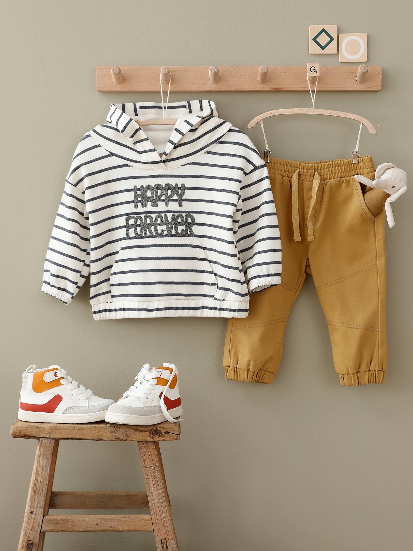 Tênis de cano alto para bebê menino, branco claro liso com estampas.