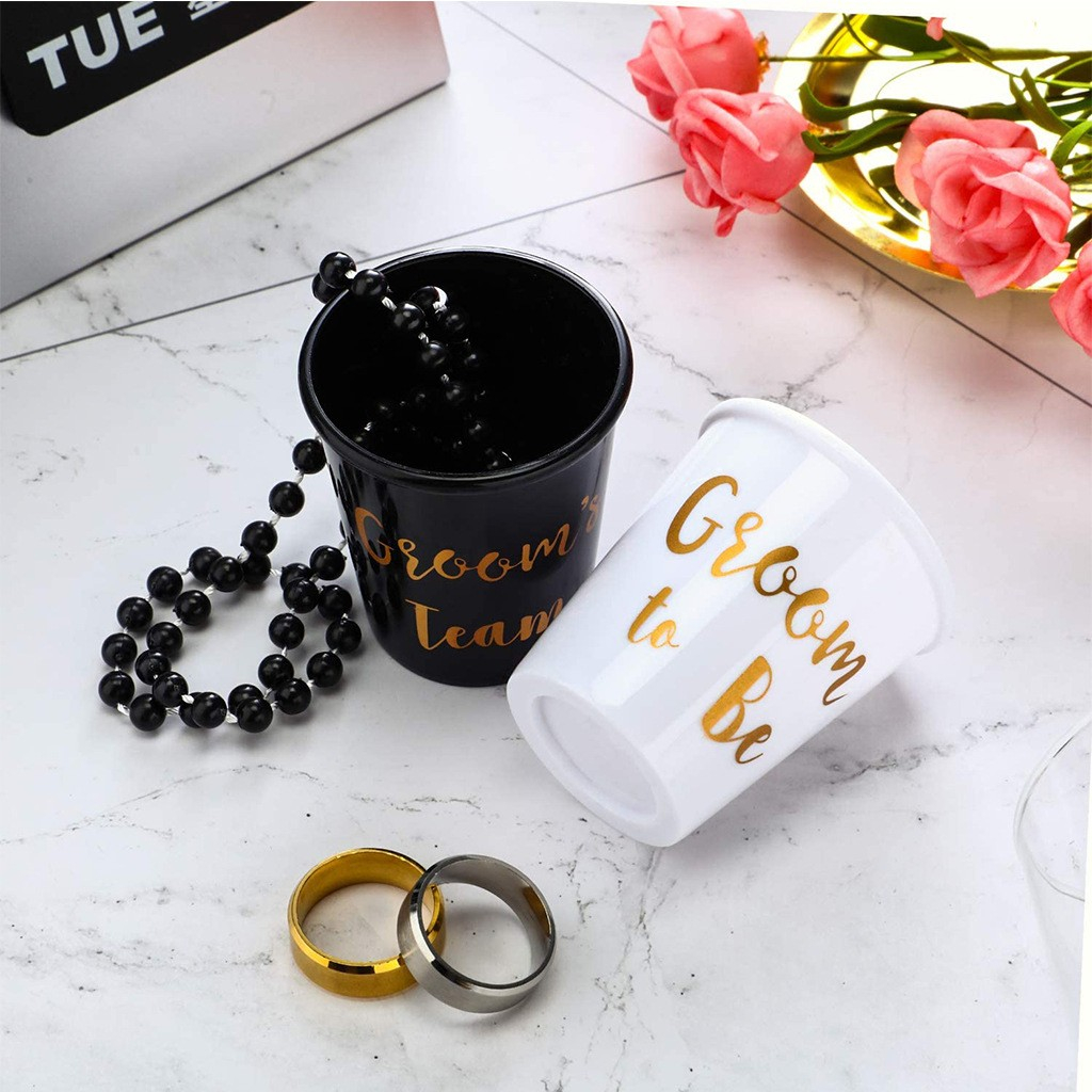 (8er Set) Mehrweg Shot Becher mit Kette Junggesellenabschied Groom to Be Party Deko - Schwarz / Weiss