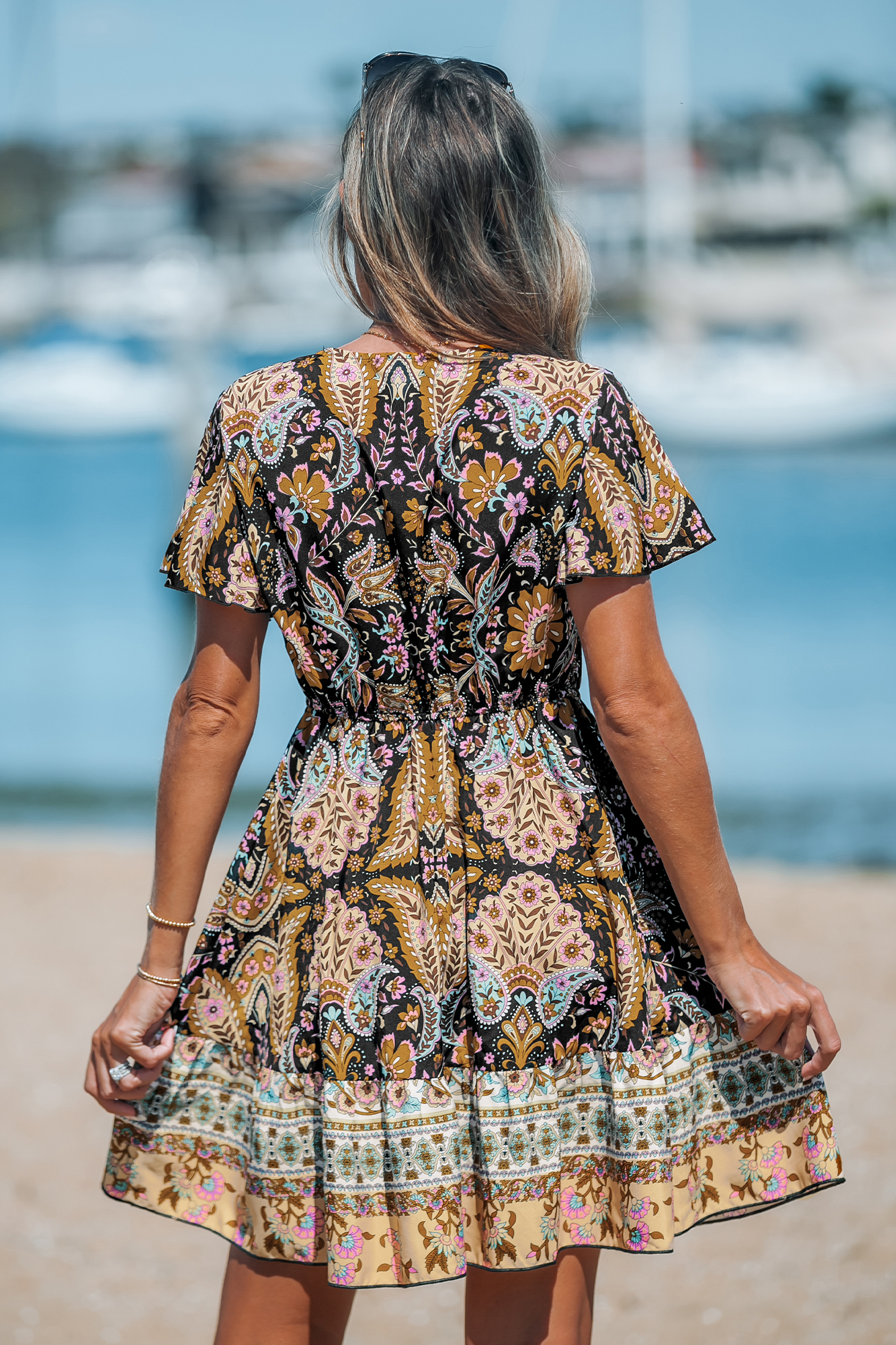 Robe mini à manches évasées et col V boho noire